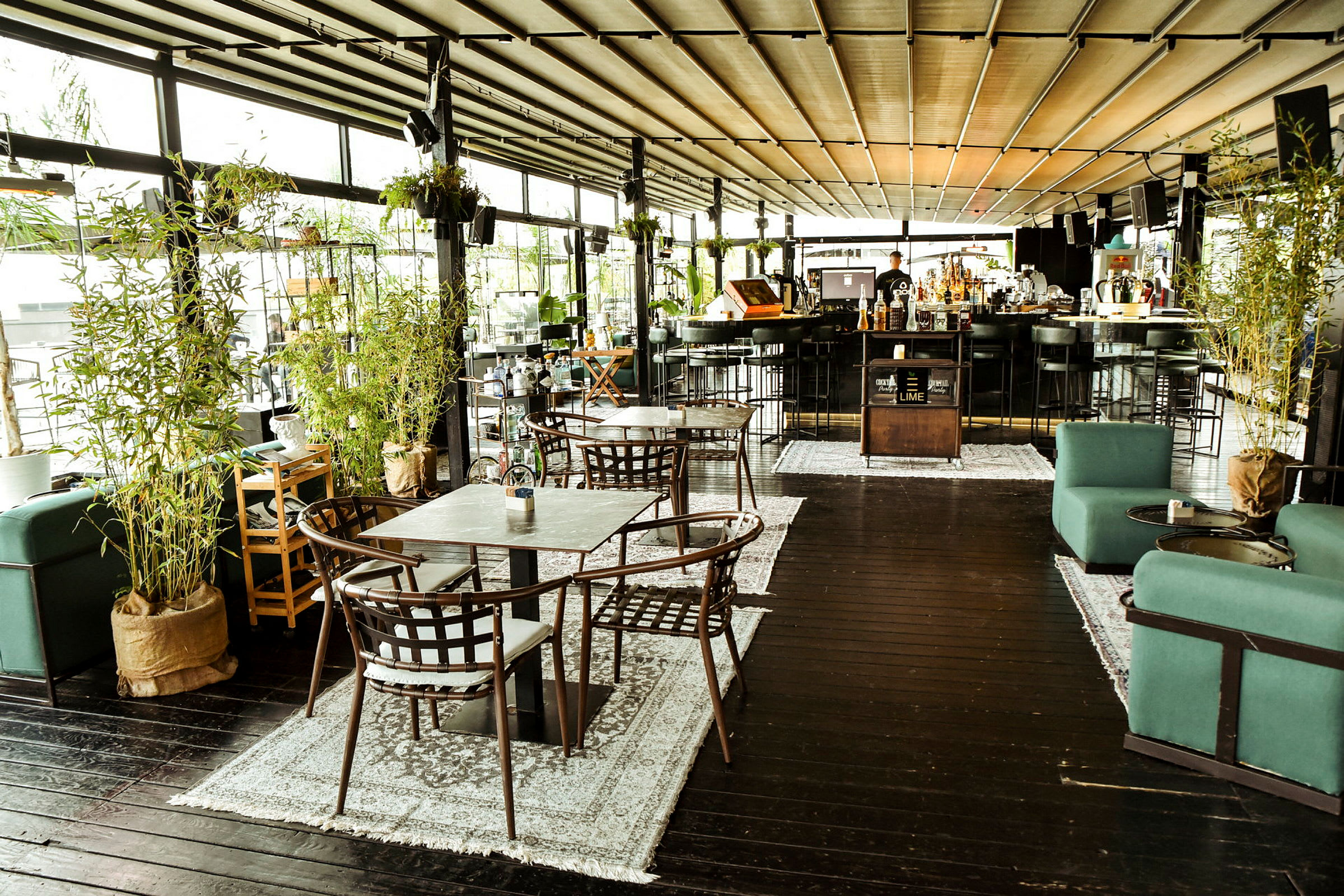 En inomhus restaurang med växter och möbler. (AI-genererad text)