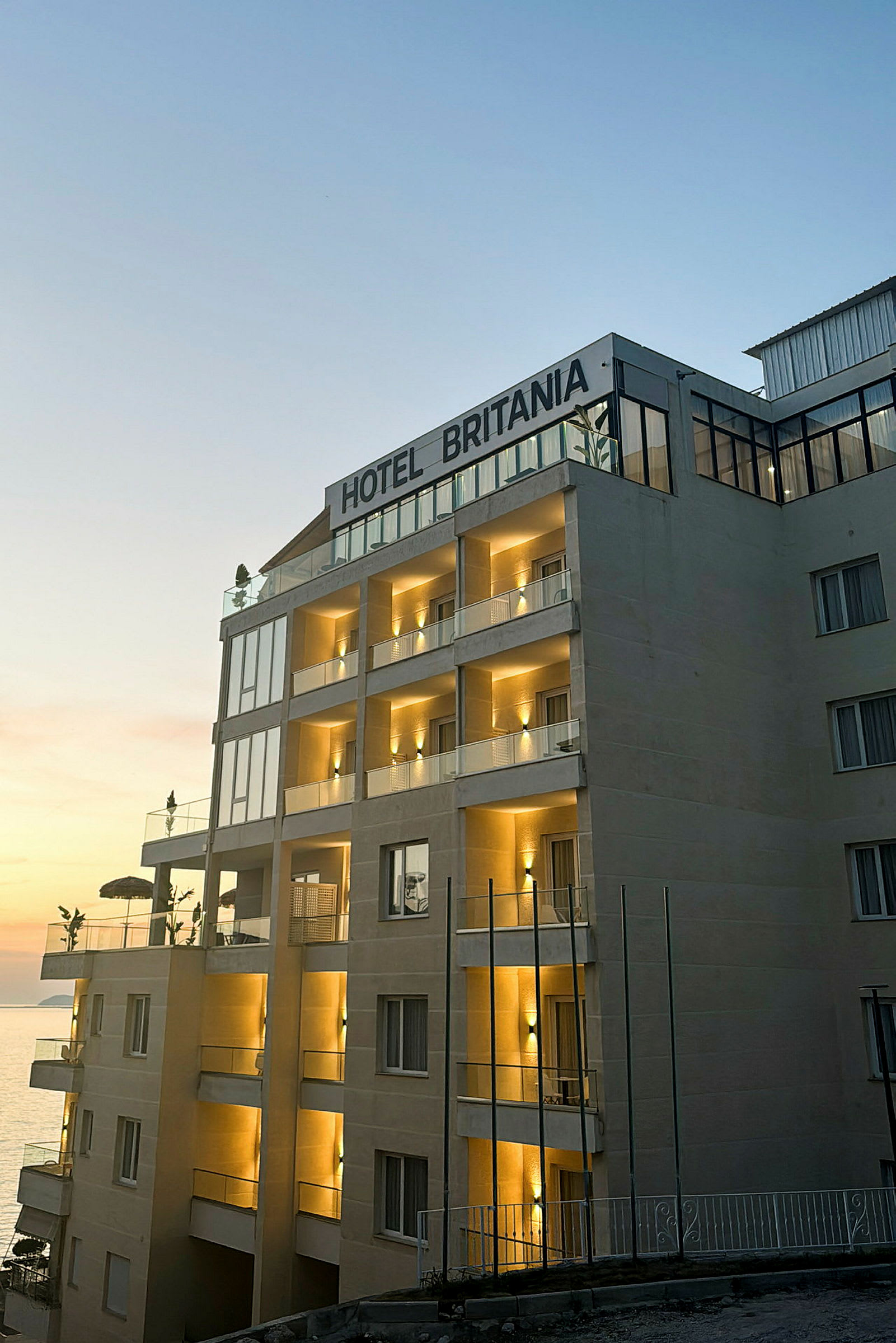 Hotellbyggnad vid solnedgång. (AI-genererad text)