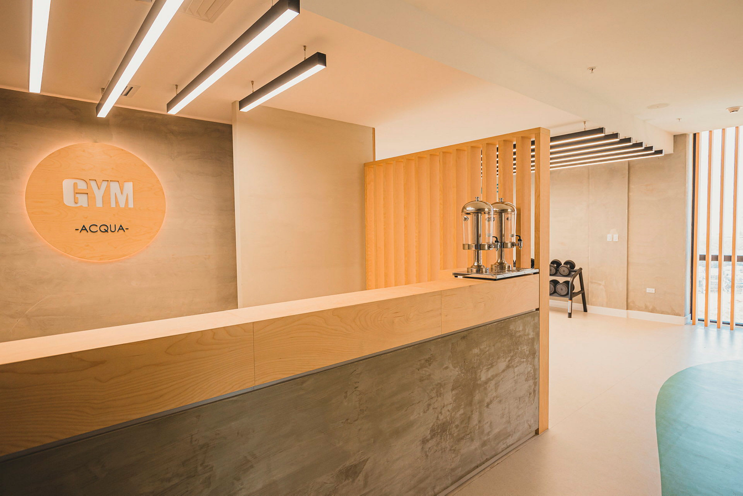 Reception i ett gym med moderna designinslag. (AI-genererad text)