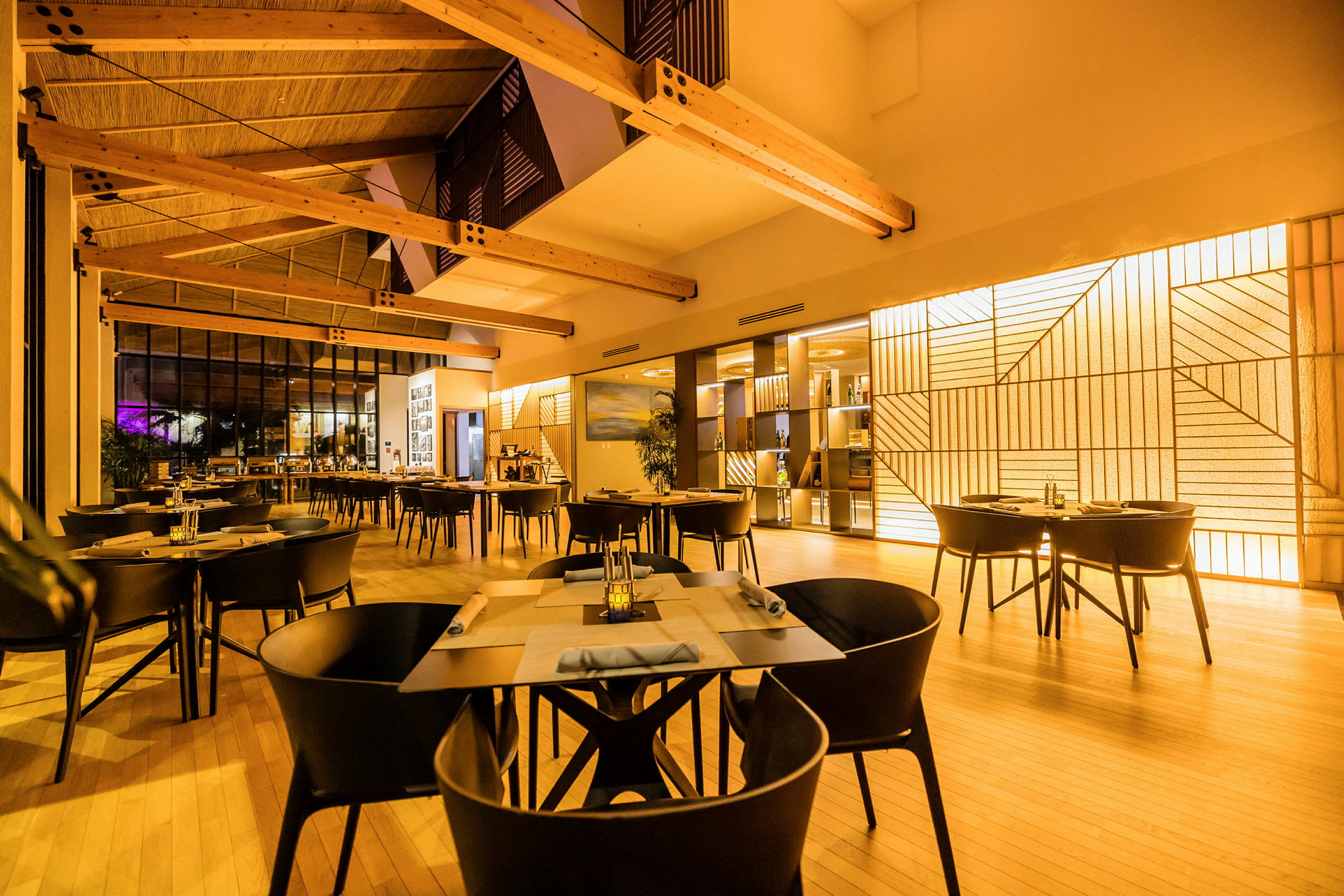 En modern restaurang med träinredning och bord ordnade för servering. (AI-genererad text)