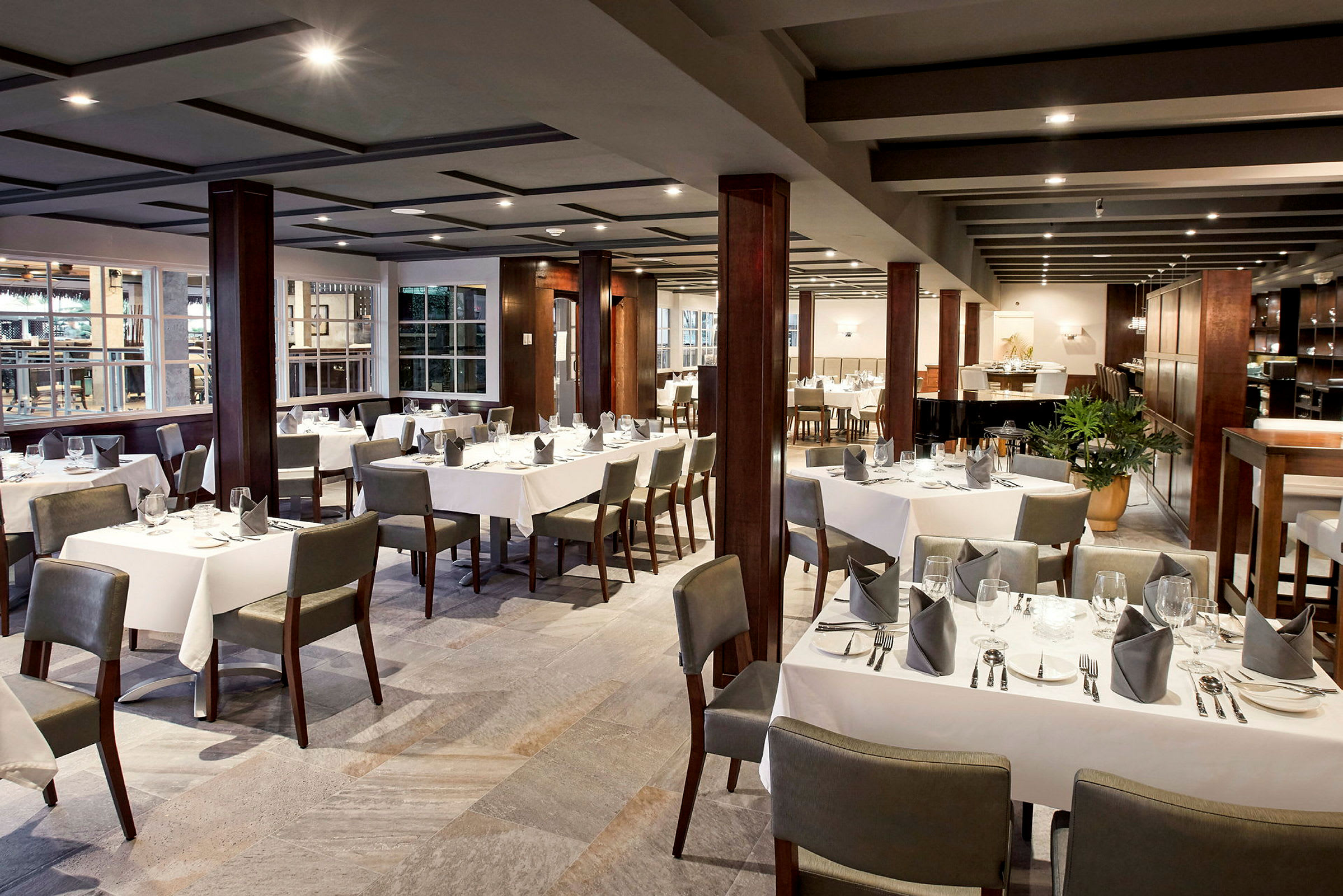 En elegant restaurangmiljö med dukade bord och stolar. (AI-genererad text)