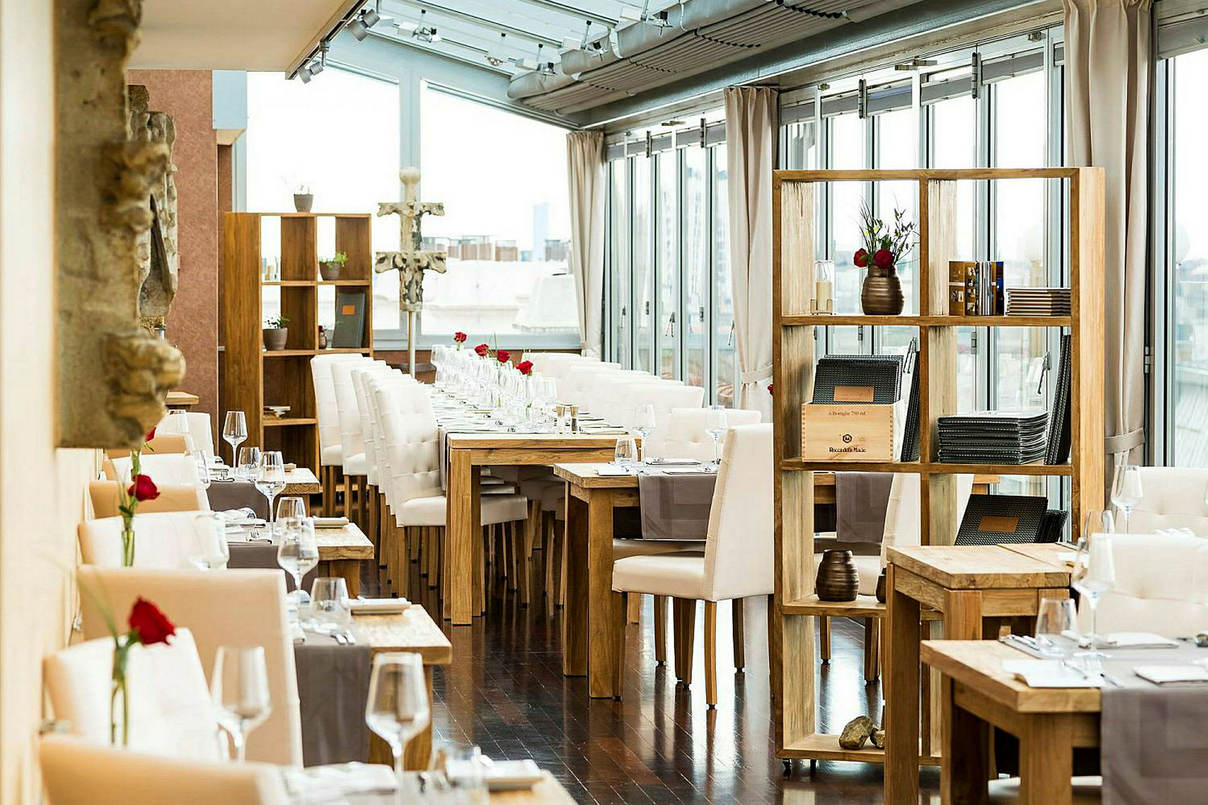 Bild av en ljus restauranginteriör med dukade bord och trädetaljer. (AI-genererad text)