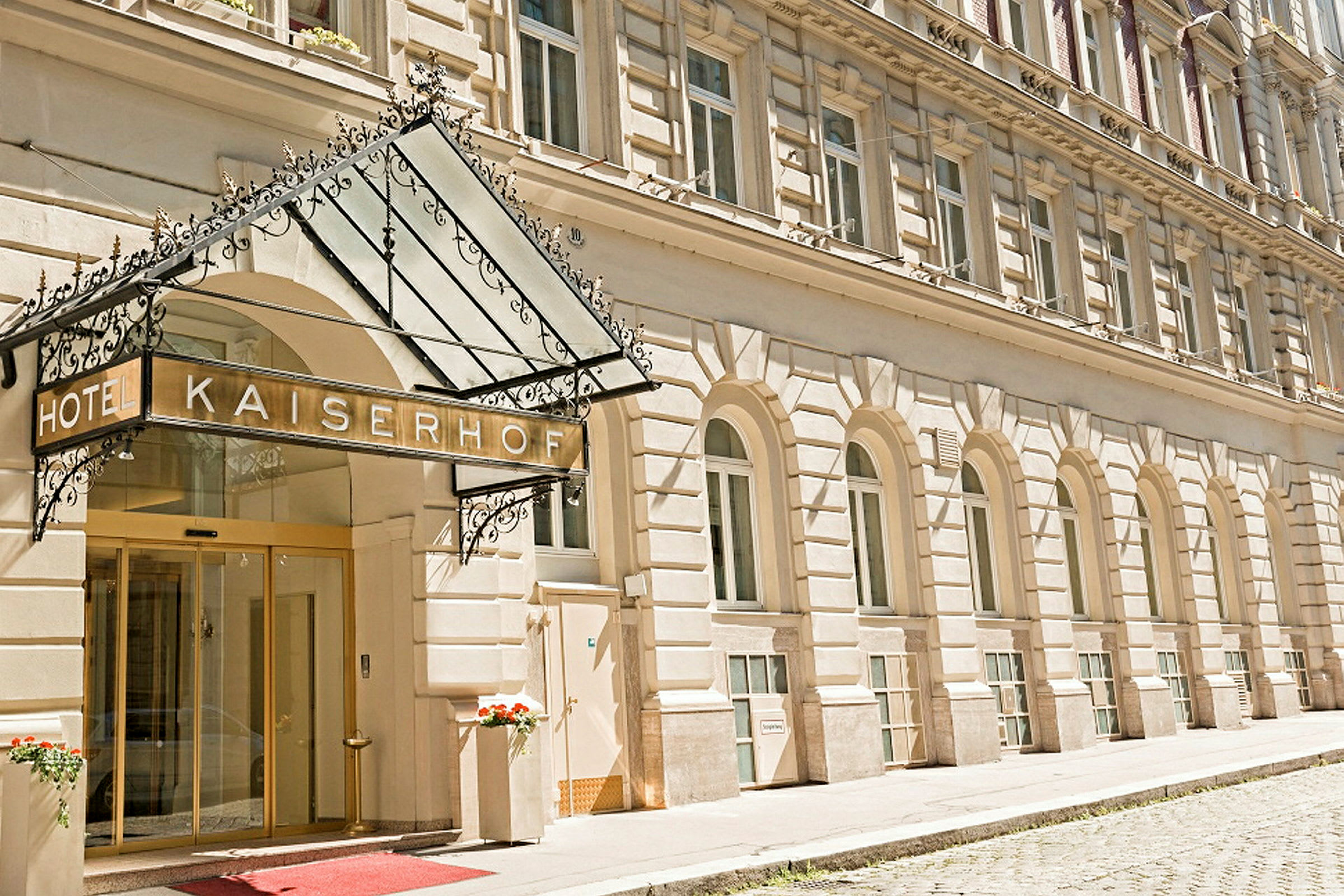 Hotellbyggnad med ingång och skylt som lyder "Hotel Kaiserhof". (AI-genererad text)