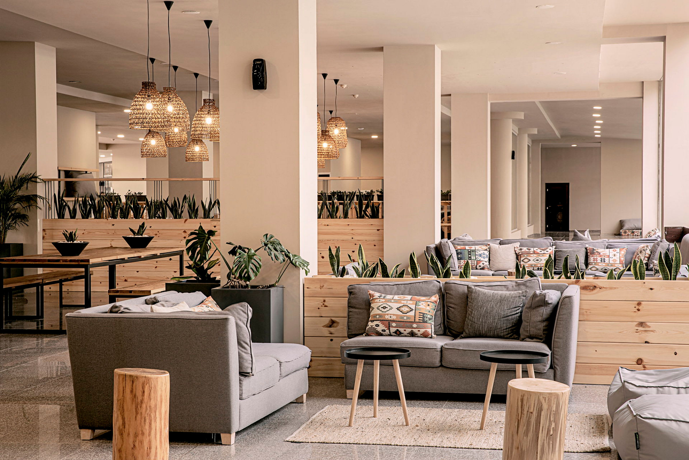 Hotellobby med grå soffor och dekorativ belysning. (AI-genererad text)