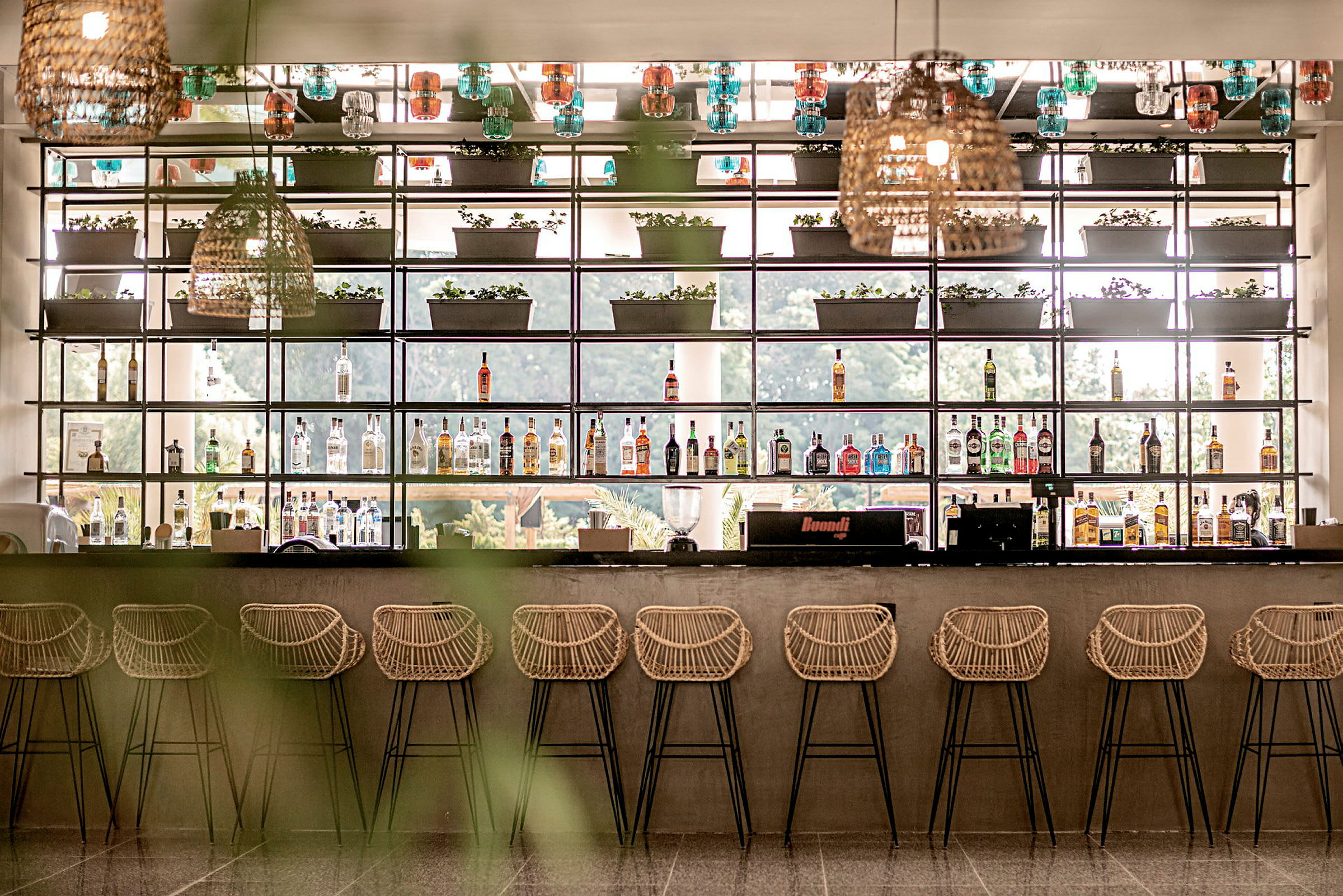 Bild av en modern bar med stolar och hyllor för dekoration. (AI-genererad text)