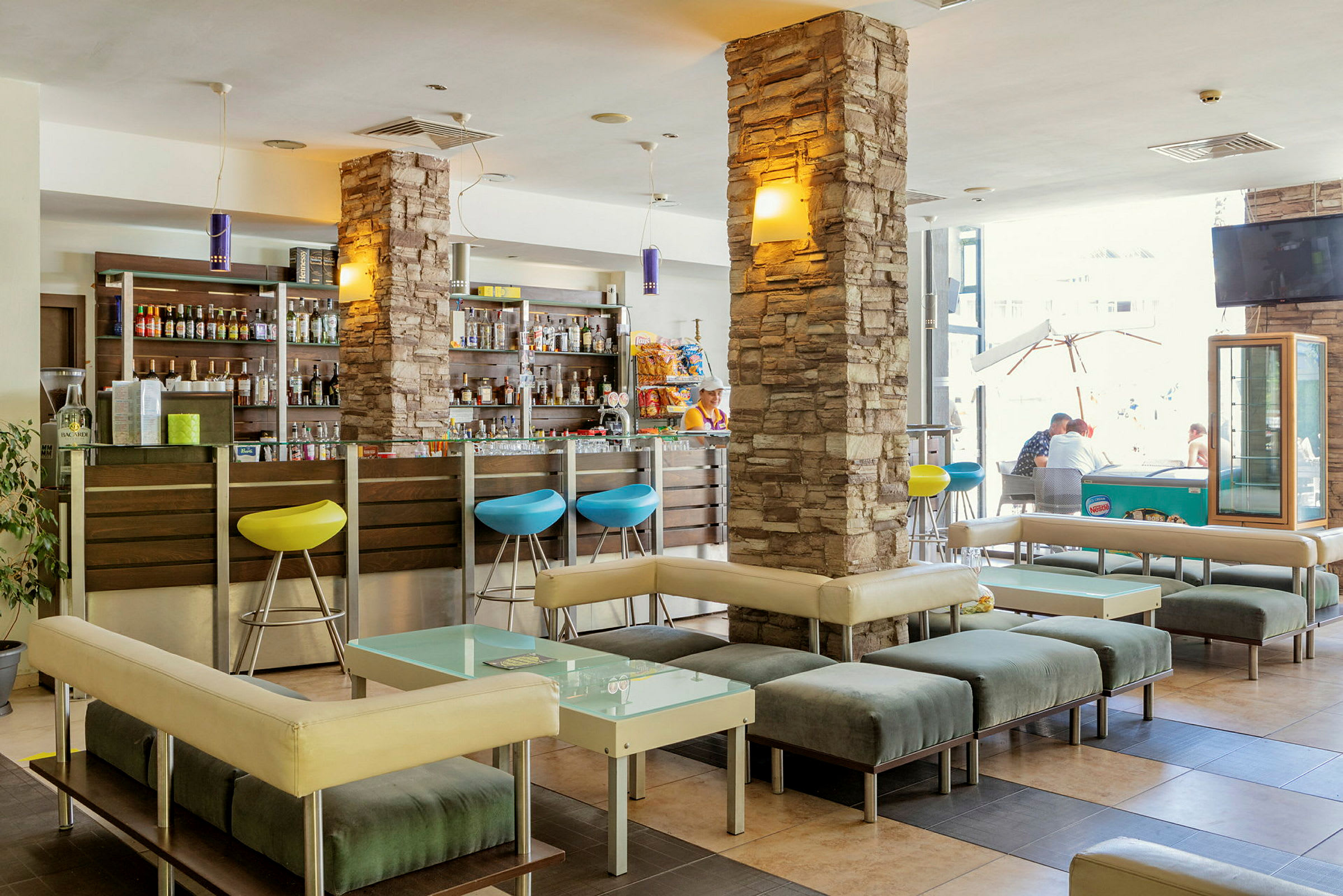 En hotelllobby med sittplatser och en bar. (AI-genererad text)