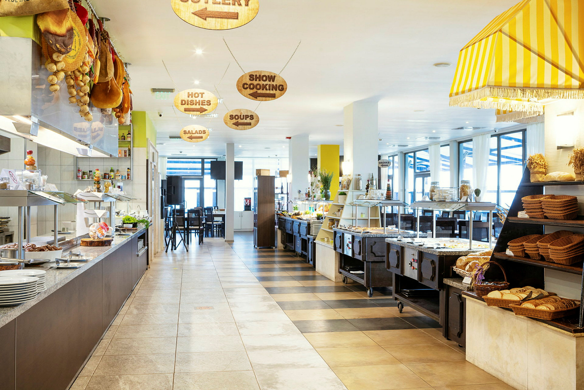Interiör av en restaurang med en buffé med olika maträtter och brödkorgar. (AI-genererad text)