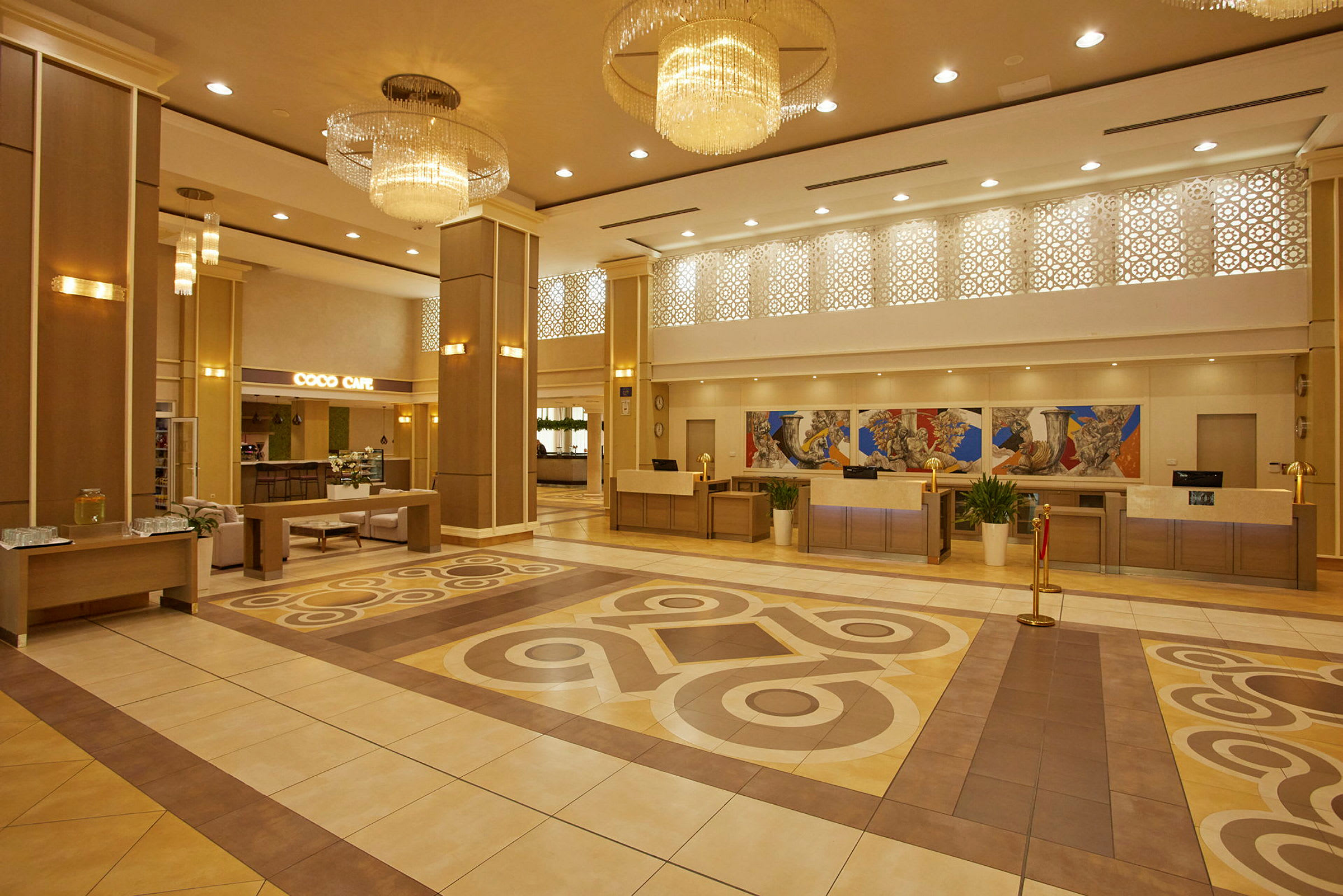 Hotellets reception med sittande område och dekorativa ljuskronor. (AI-genererad text)