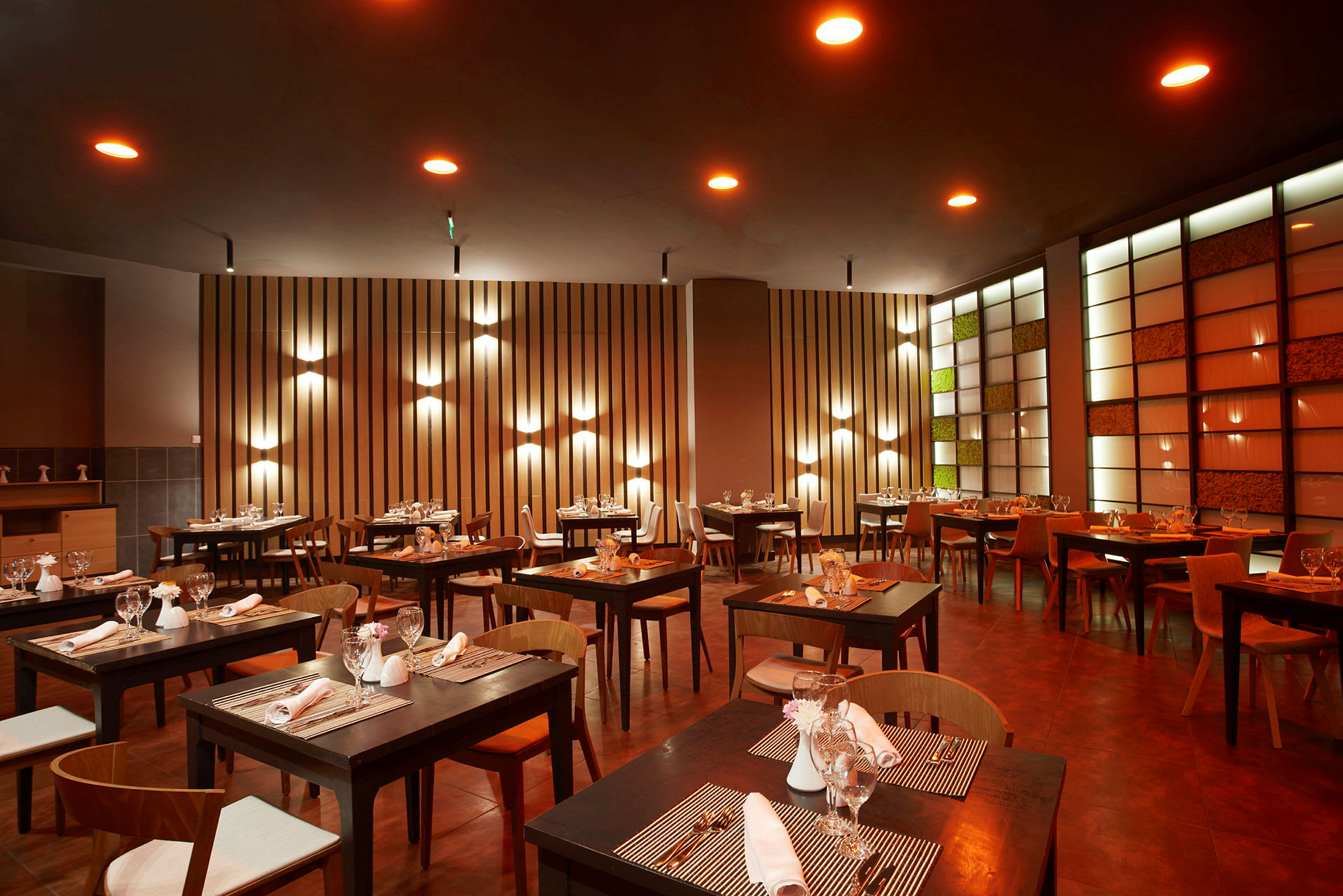 Samtida restaurang med modern inredning och dukade bord. (AI-genererad text)