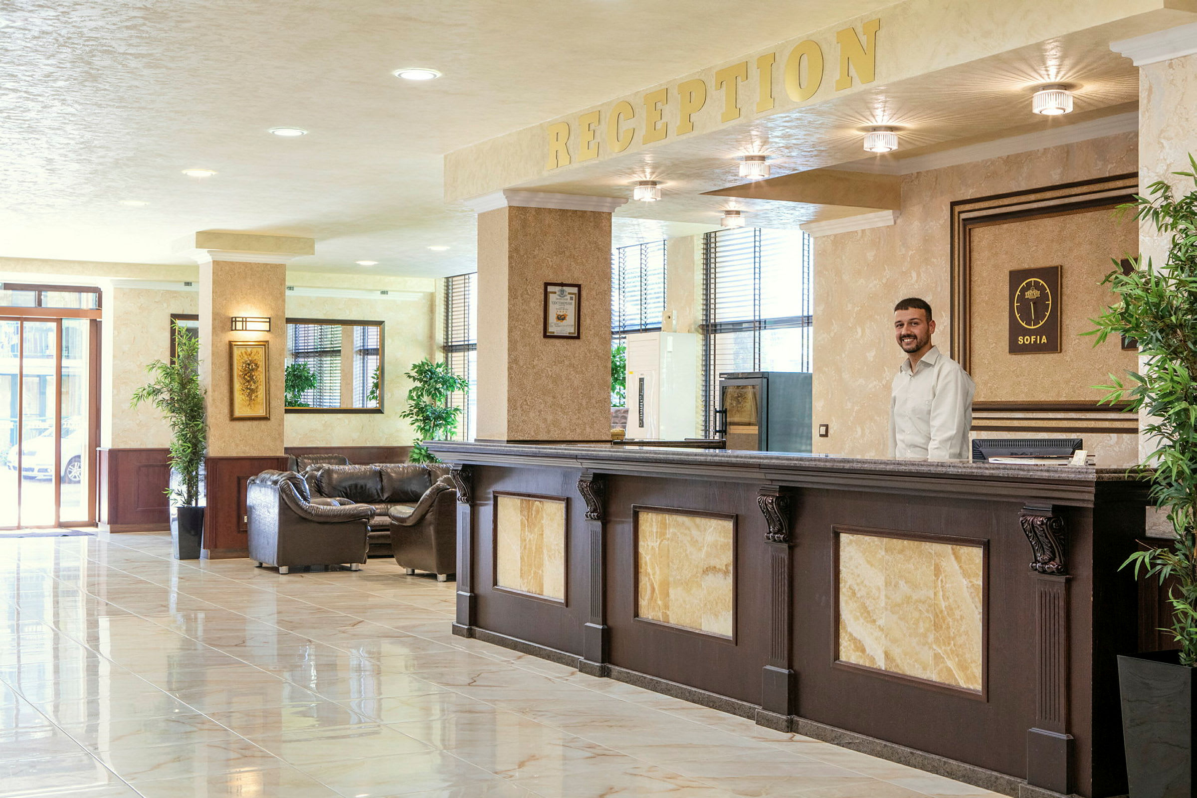 Hotellobby med receptionsdisk och bekväma sittmöbler. (AI-genererad text)
