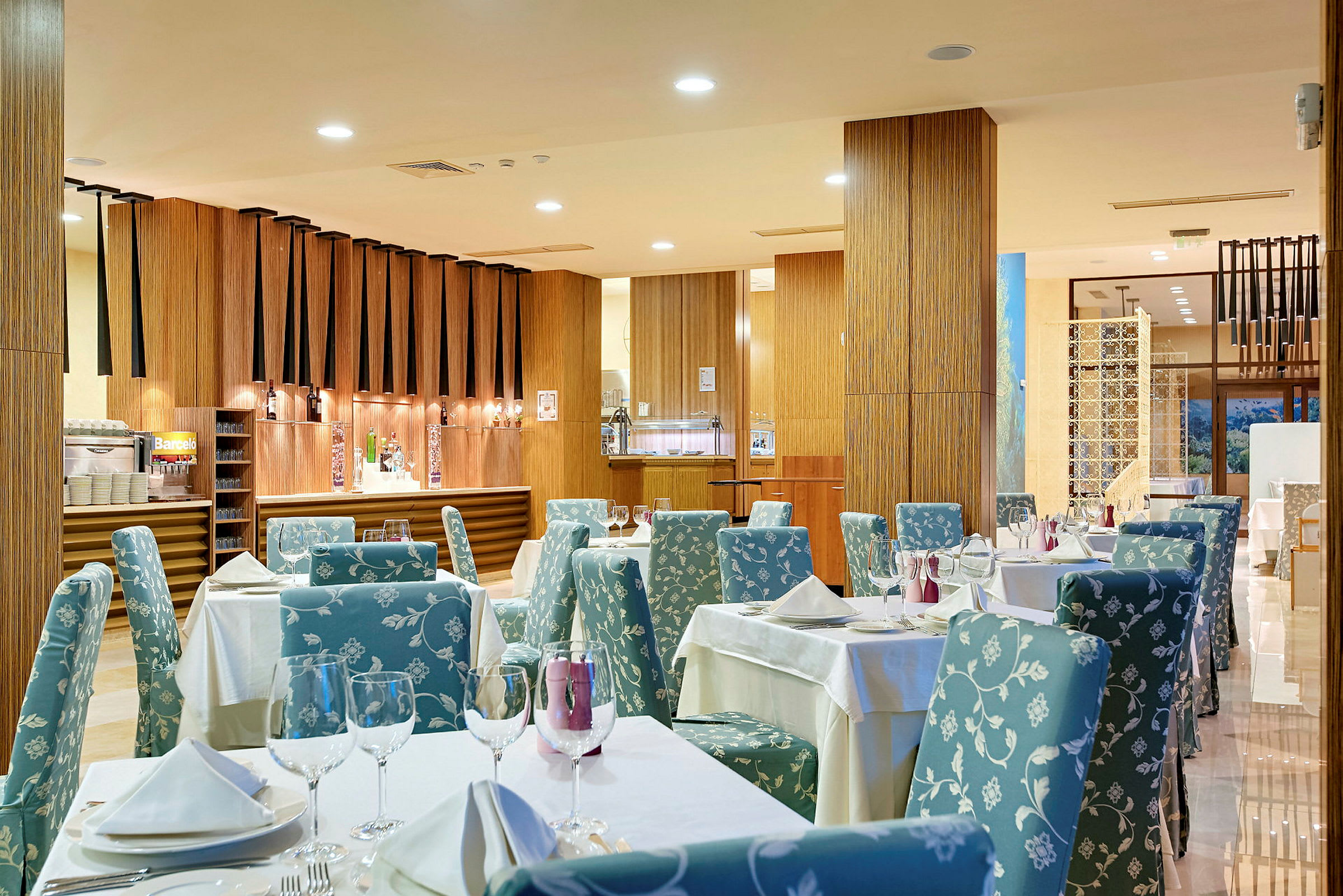 Interiör av en modern restaurang med dukade bord och bekväma stolar. (AI-genererad text)