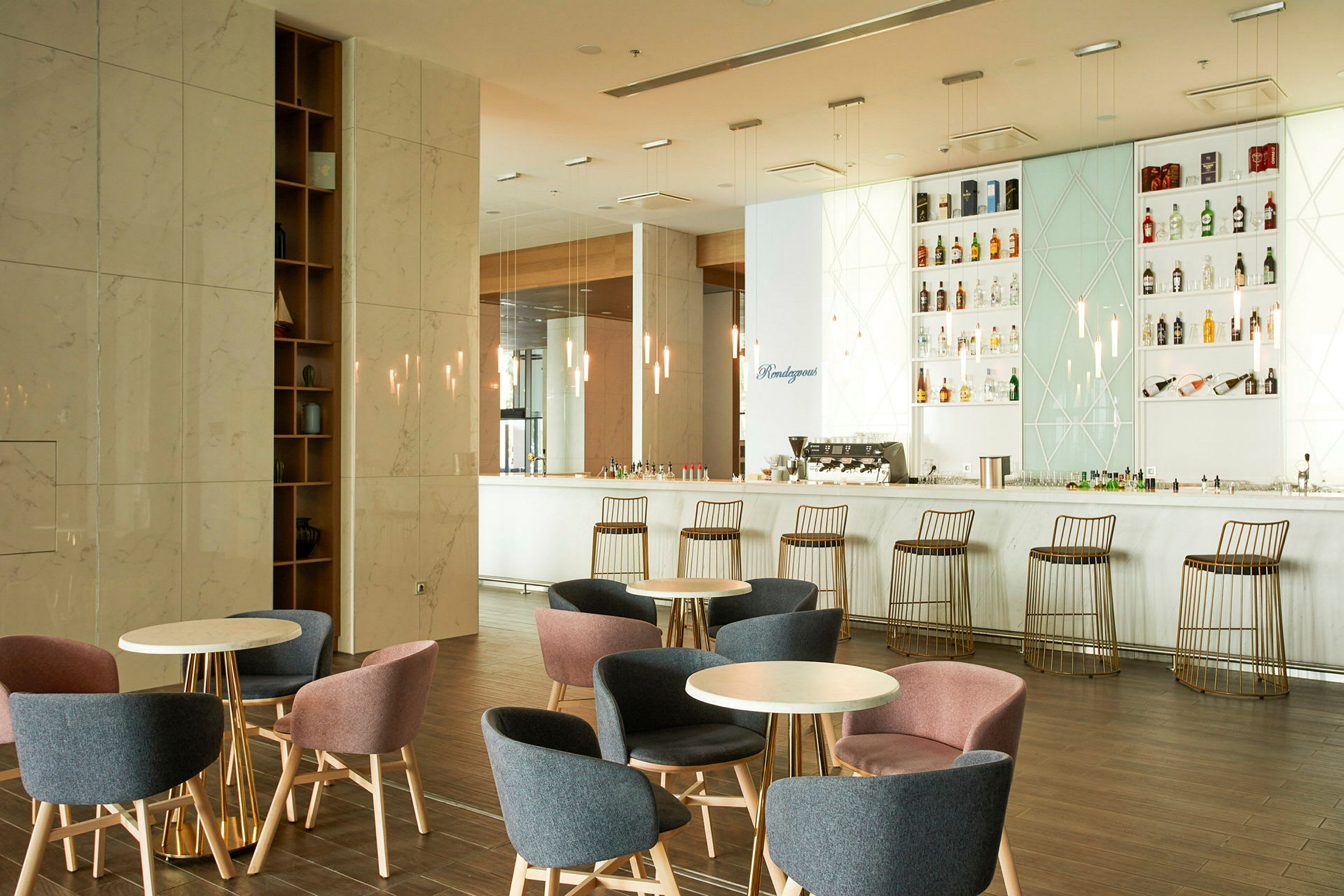 En hotellbar med sittplatser och en disk med drycker. (AI-genererad text)
