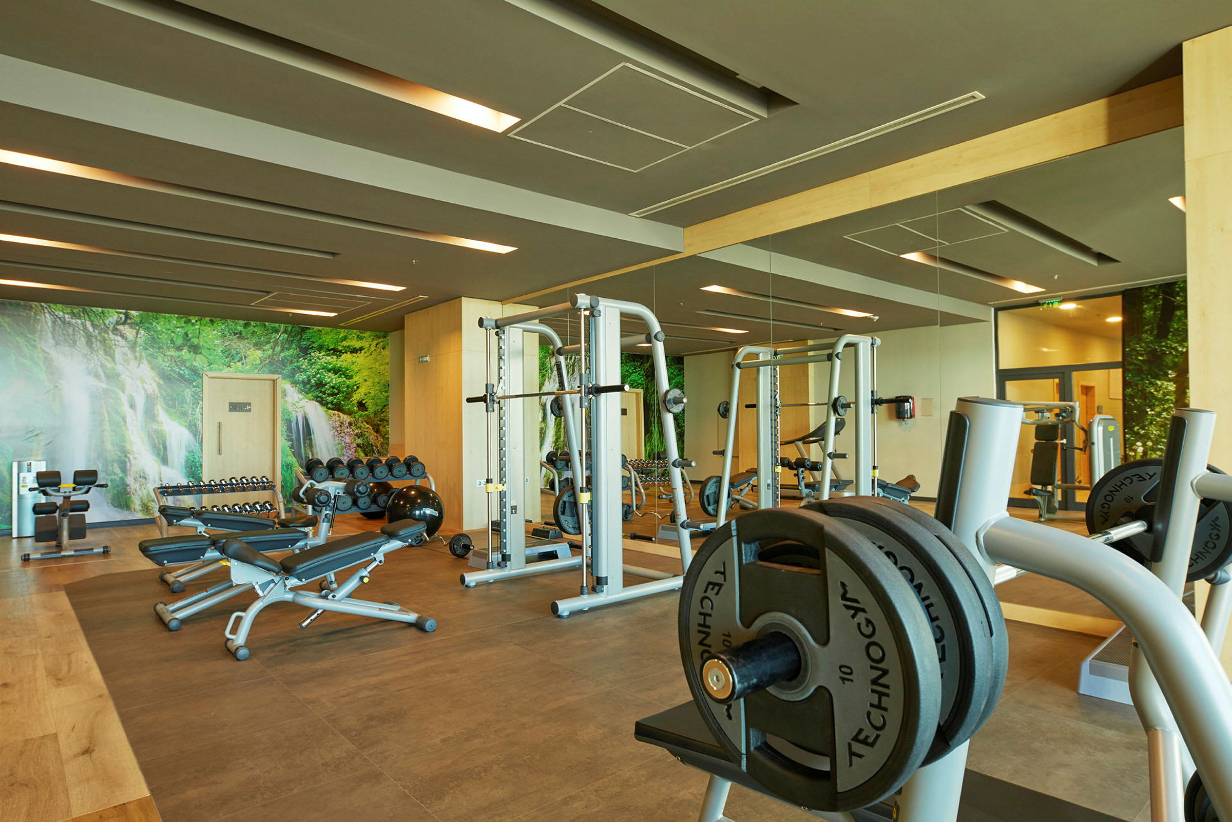 Ett gym med träningsutrustning och vikter. (AI-genererad text)