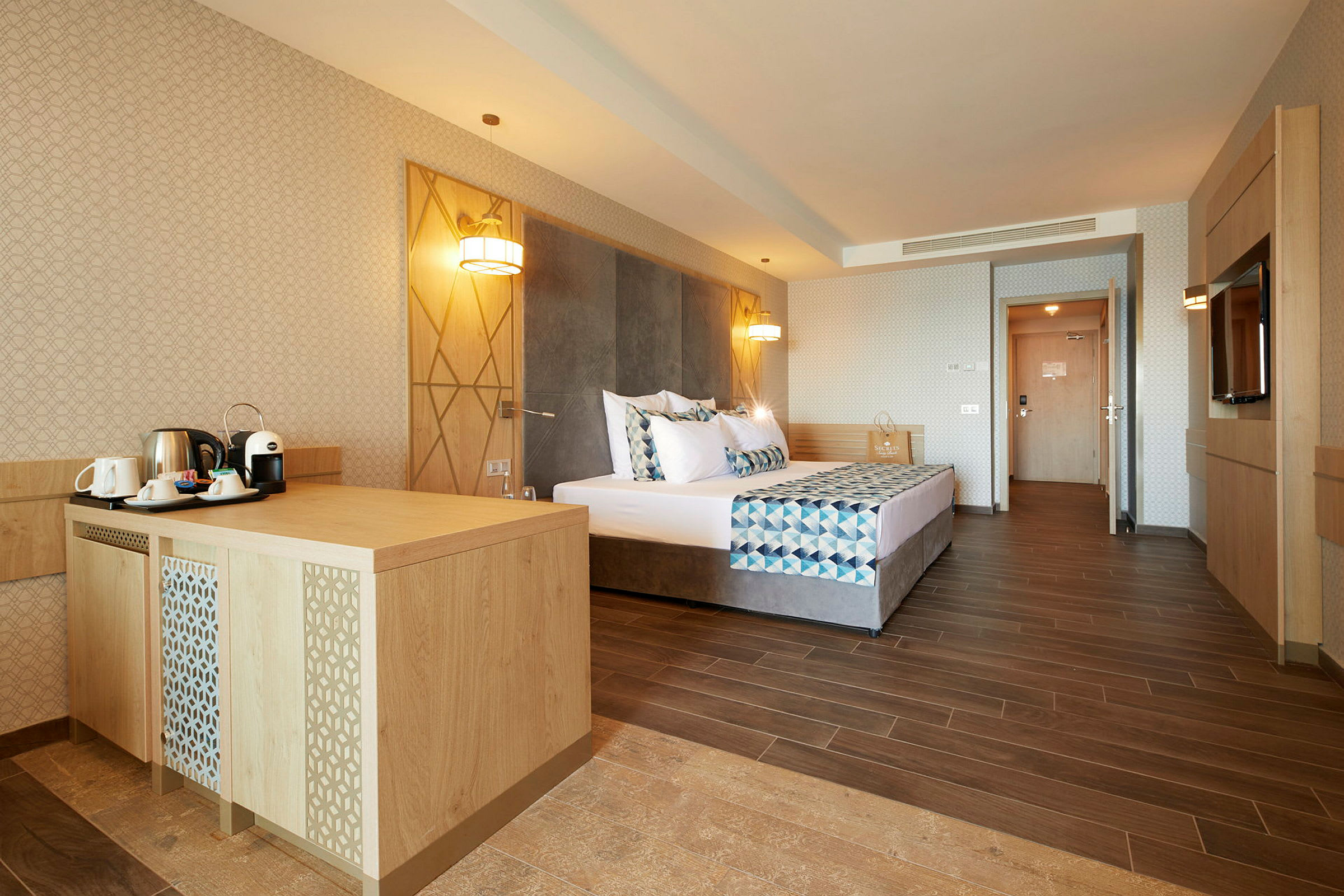 Hotellrum med en dubbelsäng och möbler i trä. (AI-genererad text)
