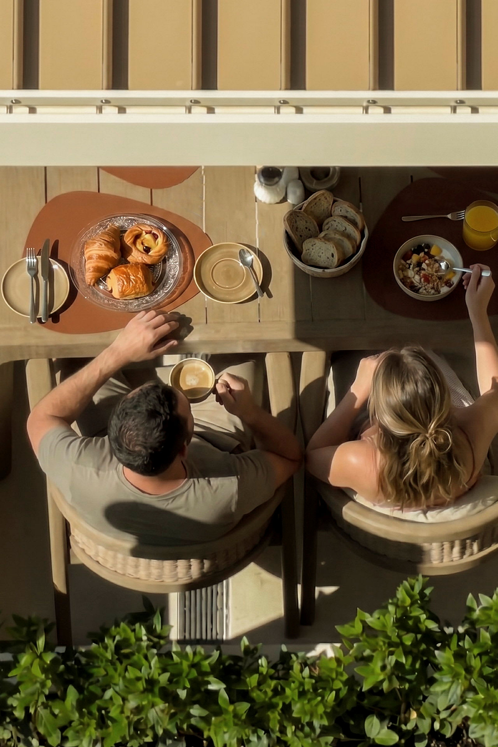En man och en kvinna sitter vid ett bord och äter frukost. (AI-genererad text)