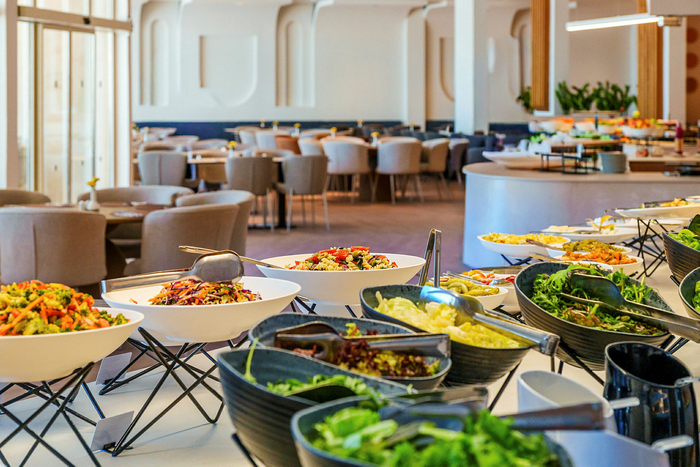 En buffé med olika sallader och rätter i en ljus och modern restaurang. (AI-genererad text)