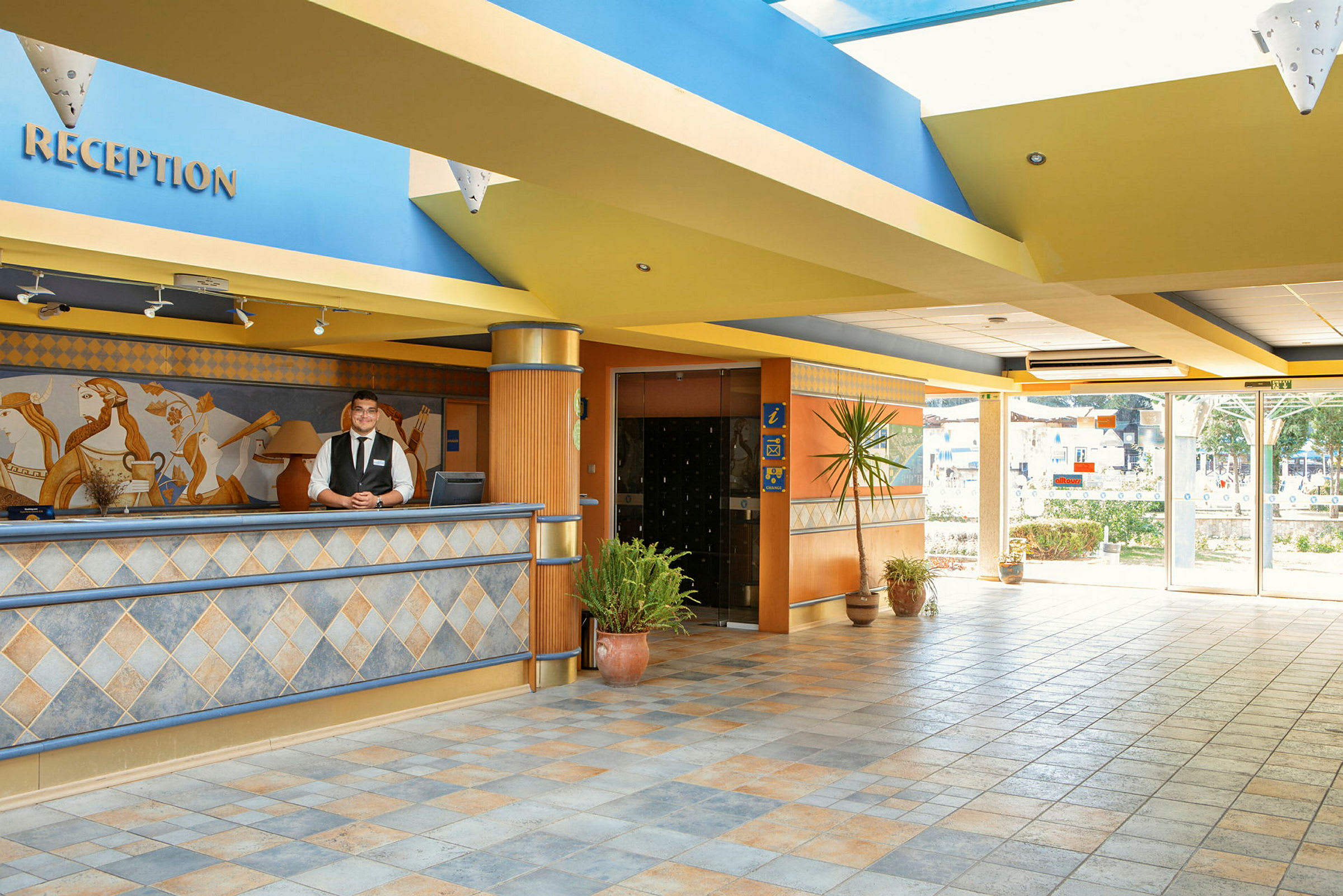 Hotellreception med dekorativ interiör och rymlig lobby. (AI-genererad text)