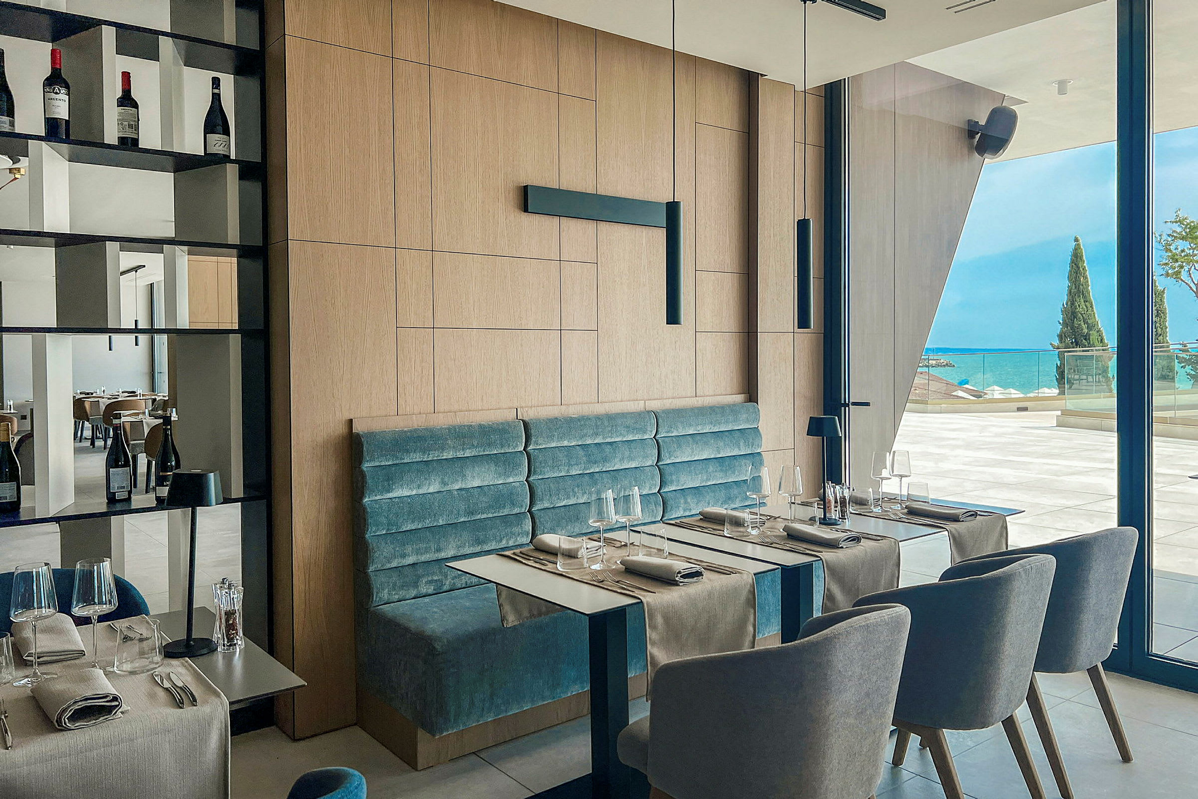 En modern restaurang med sittplatser och utsikt över havet. (AI-genererad text)
