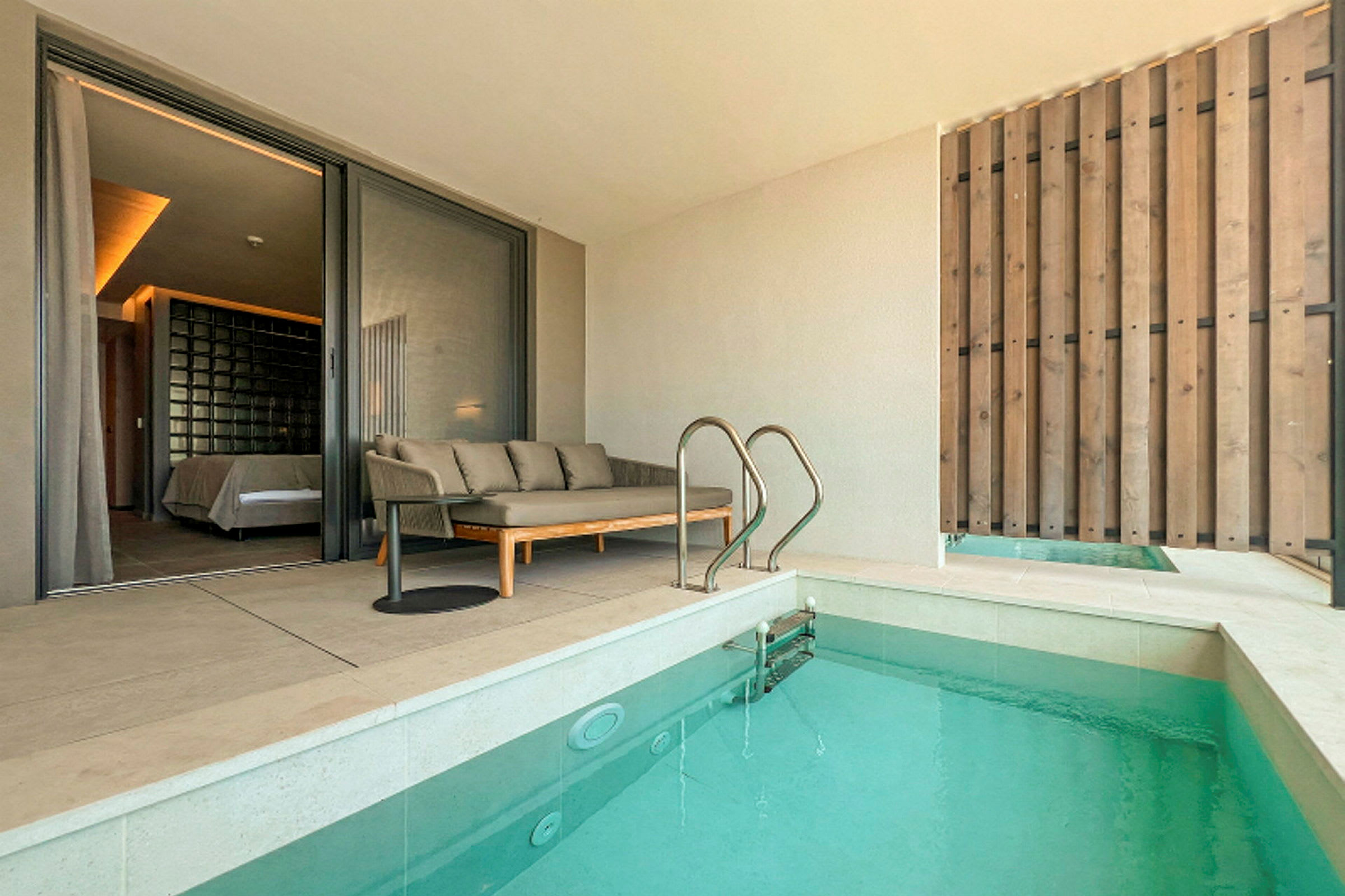 En terrass med en soffa, ett bord och en pool. (AI-genererad text)