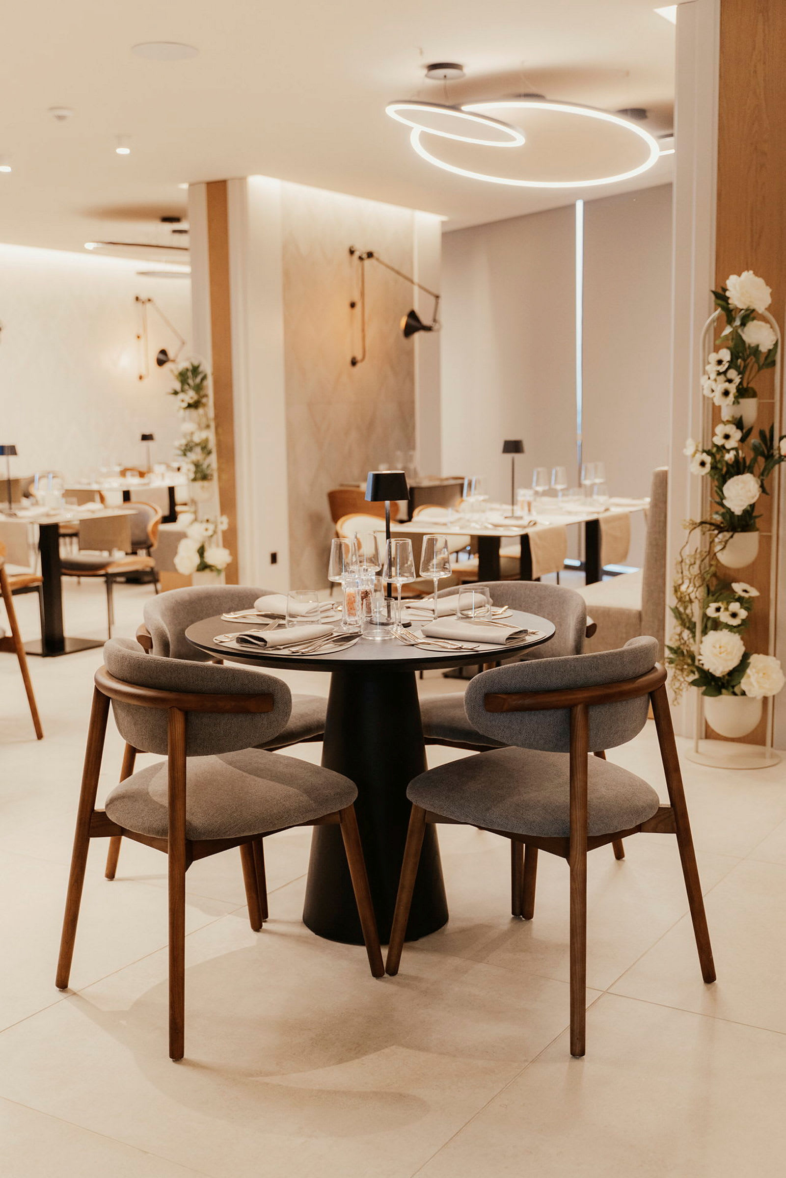 En modern restaurang med dukade bord och eleganta stolar. (AI-genererad text)