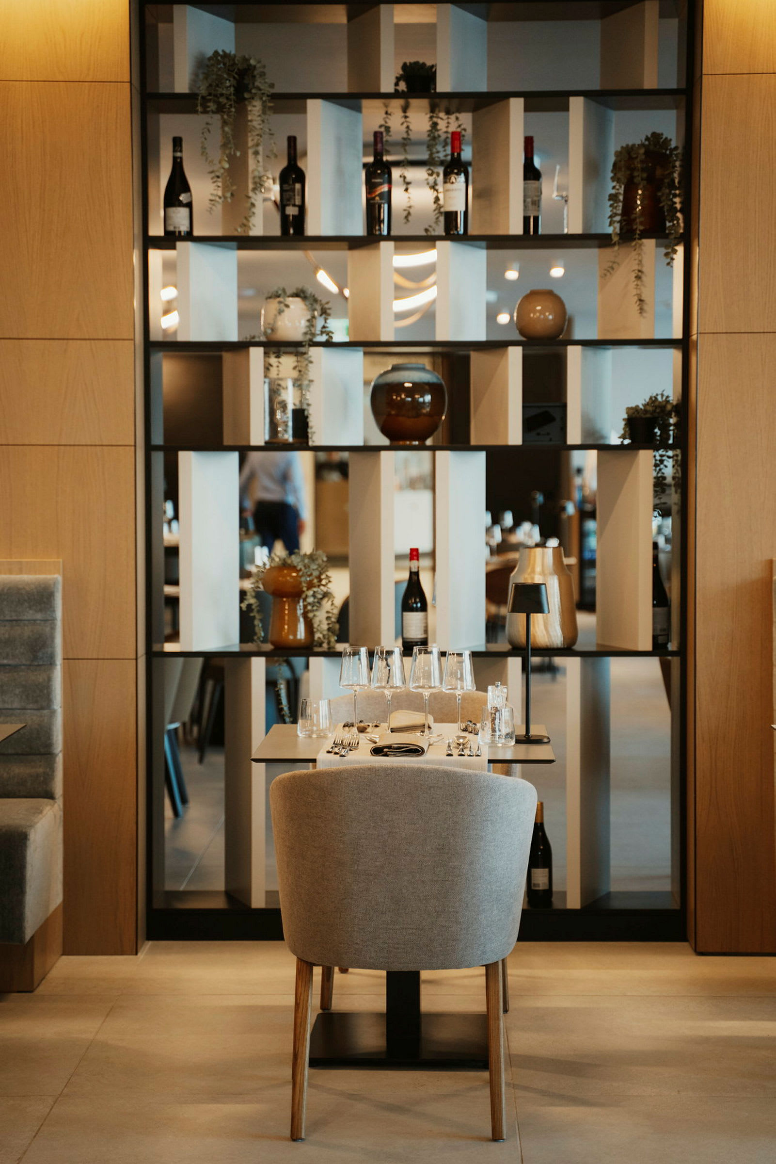 En dukad restaurang med hyllor fyllda med dekorativa föremål. (AI-genererad text)