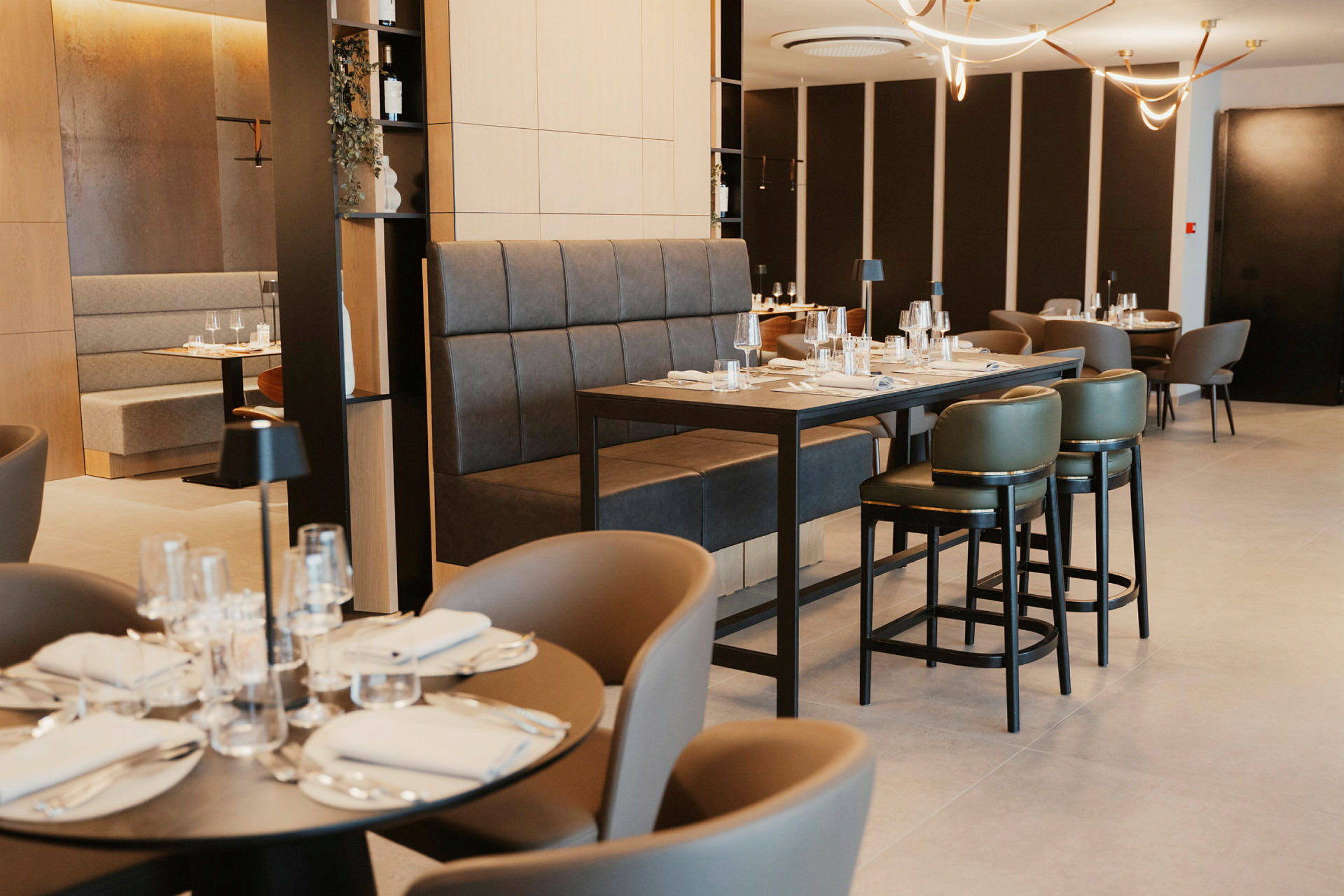 En modern restaurang med dukade bord. (AI-genererad text)