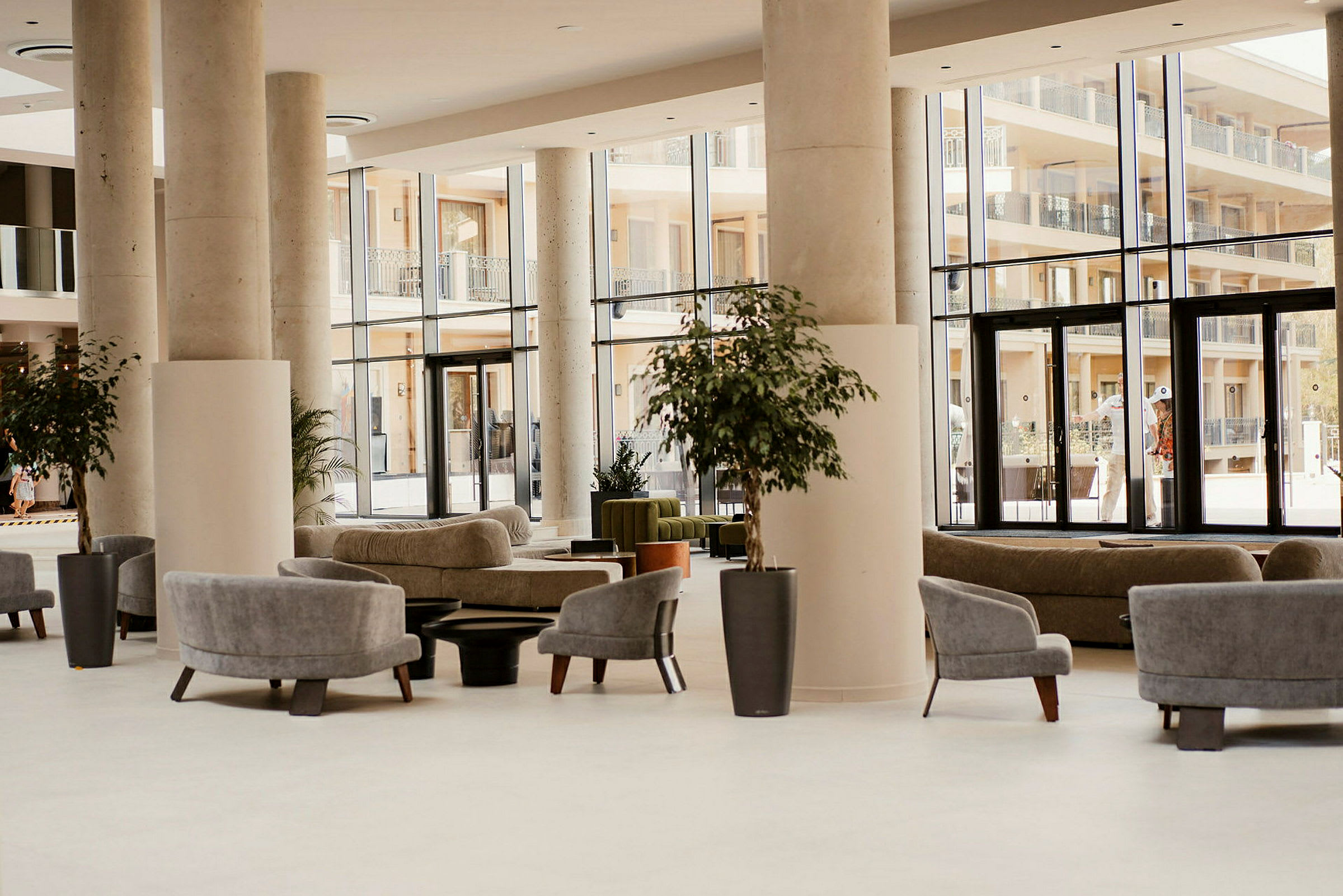 Modern lobby med sittplatser och stora fönster. (AI-genererad text)