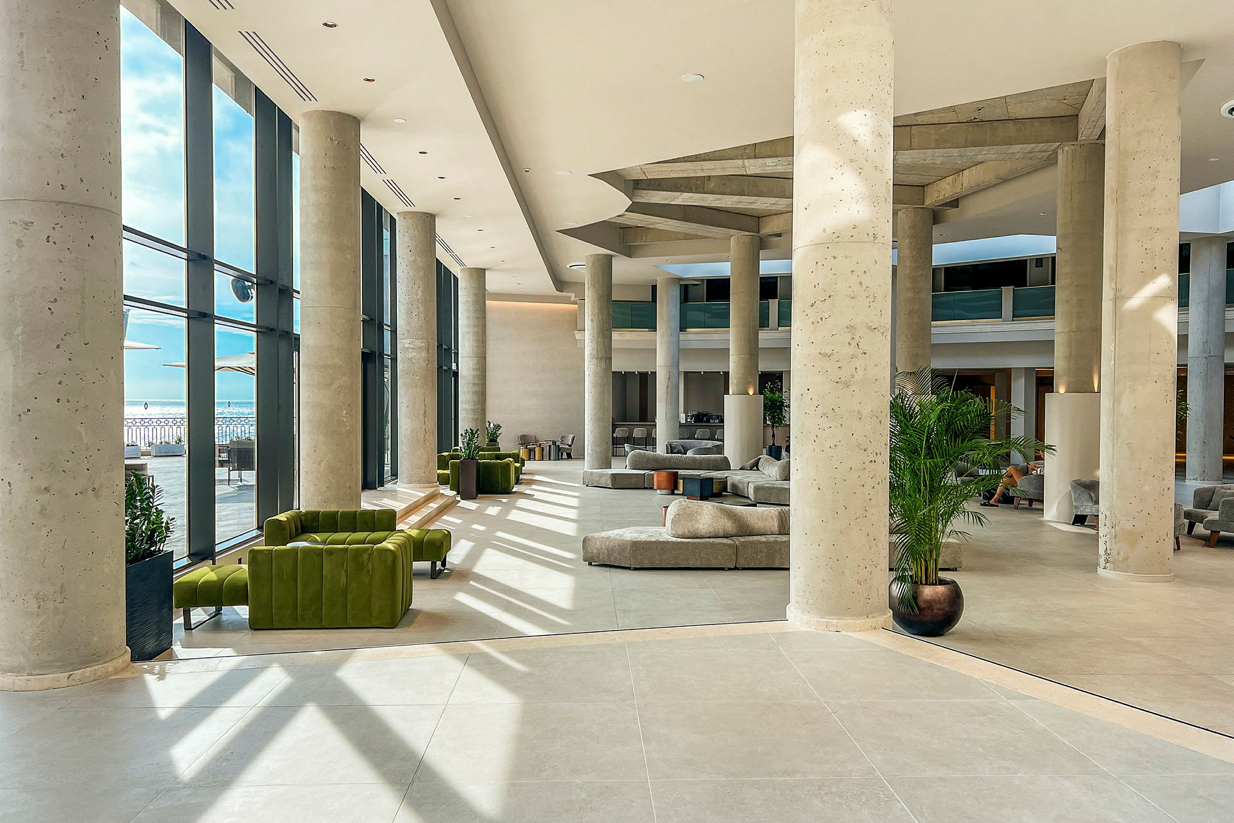 Hotellets moderna lobby med stora fönster och sittmöbler. (AI-genererad text)