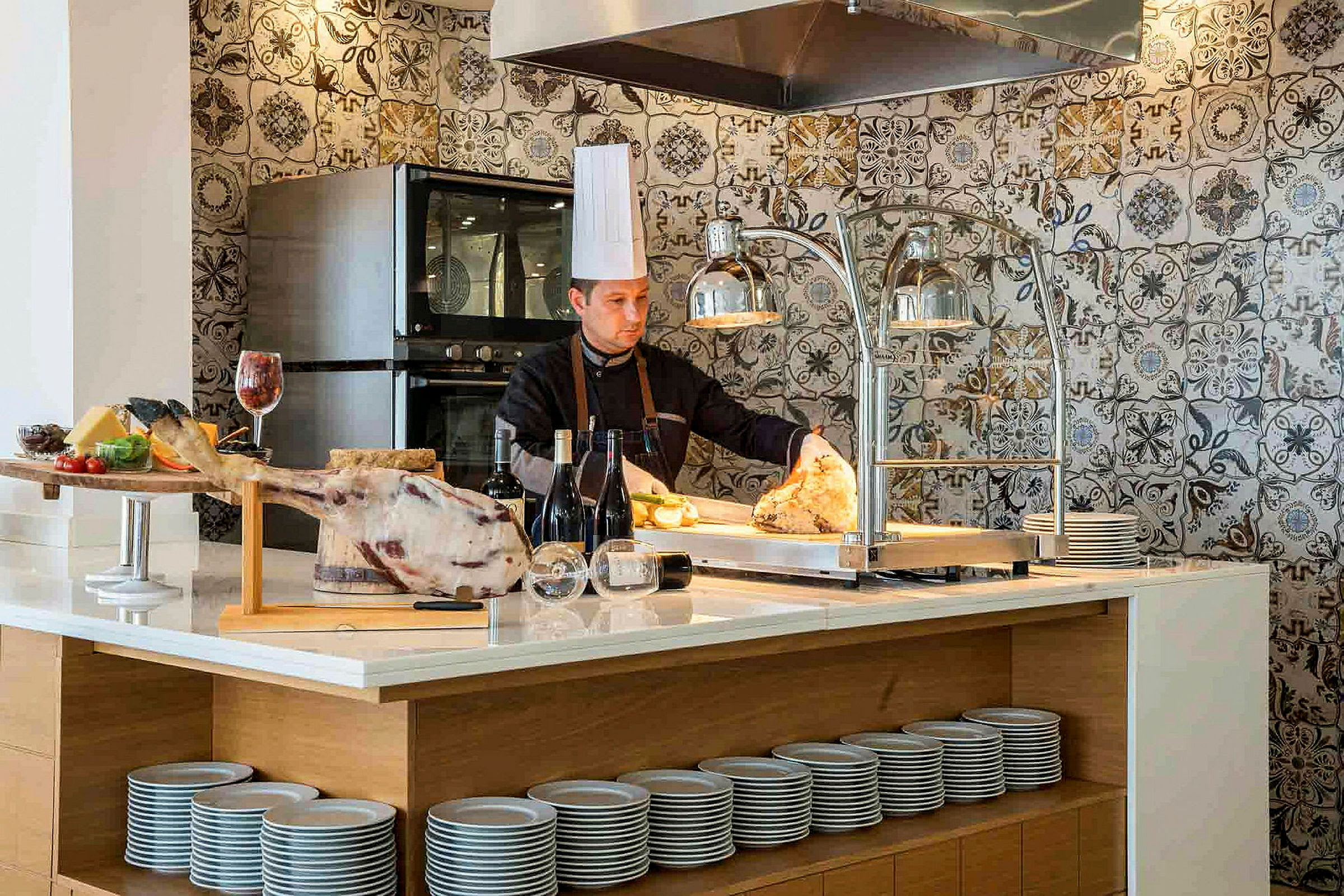 Kockbord i ett kök med skivat kött och köksutrustning. (AI-genererad text)