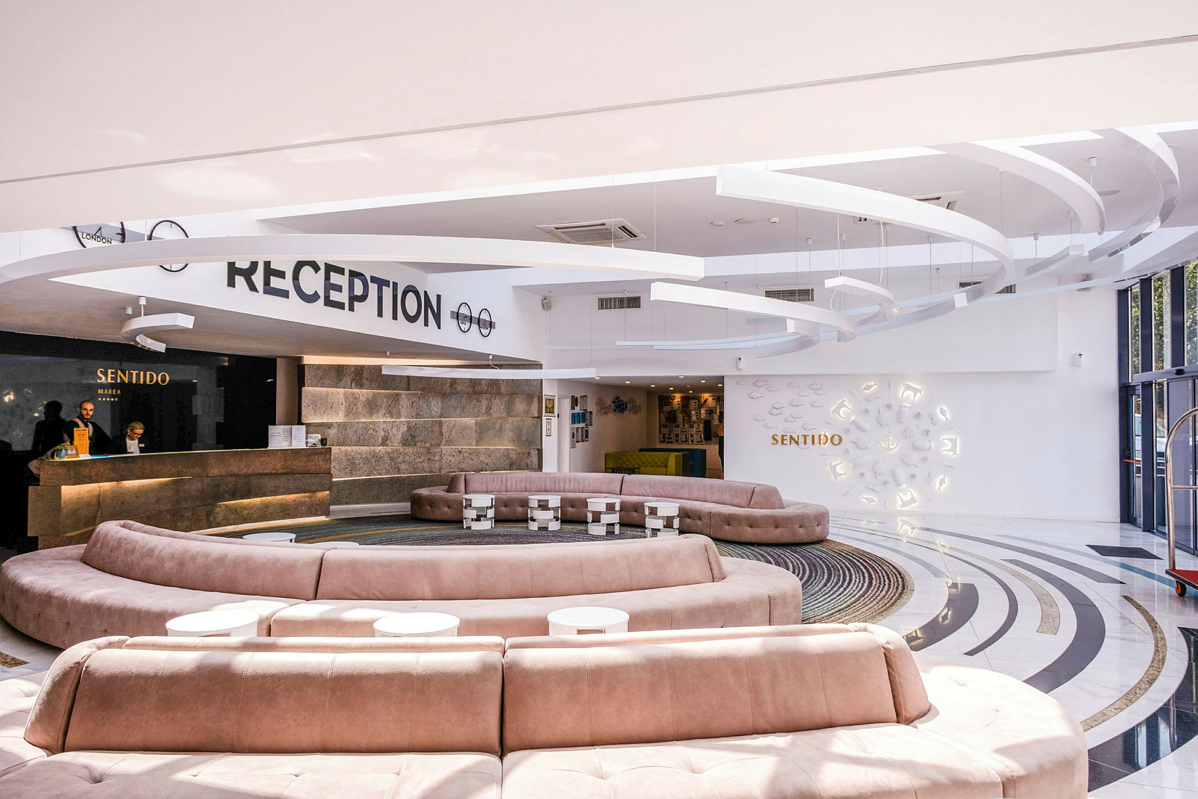 Modern hotellreception med rund sittgrupp och elegant inredning. (AI-genererad text)