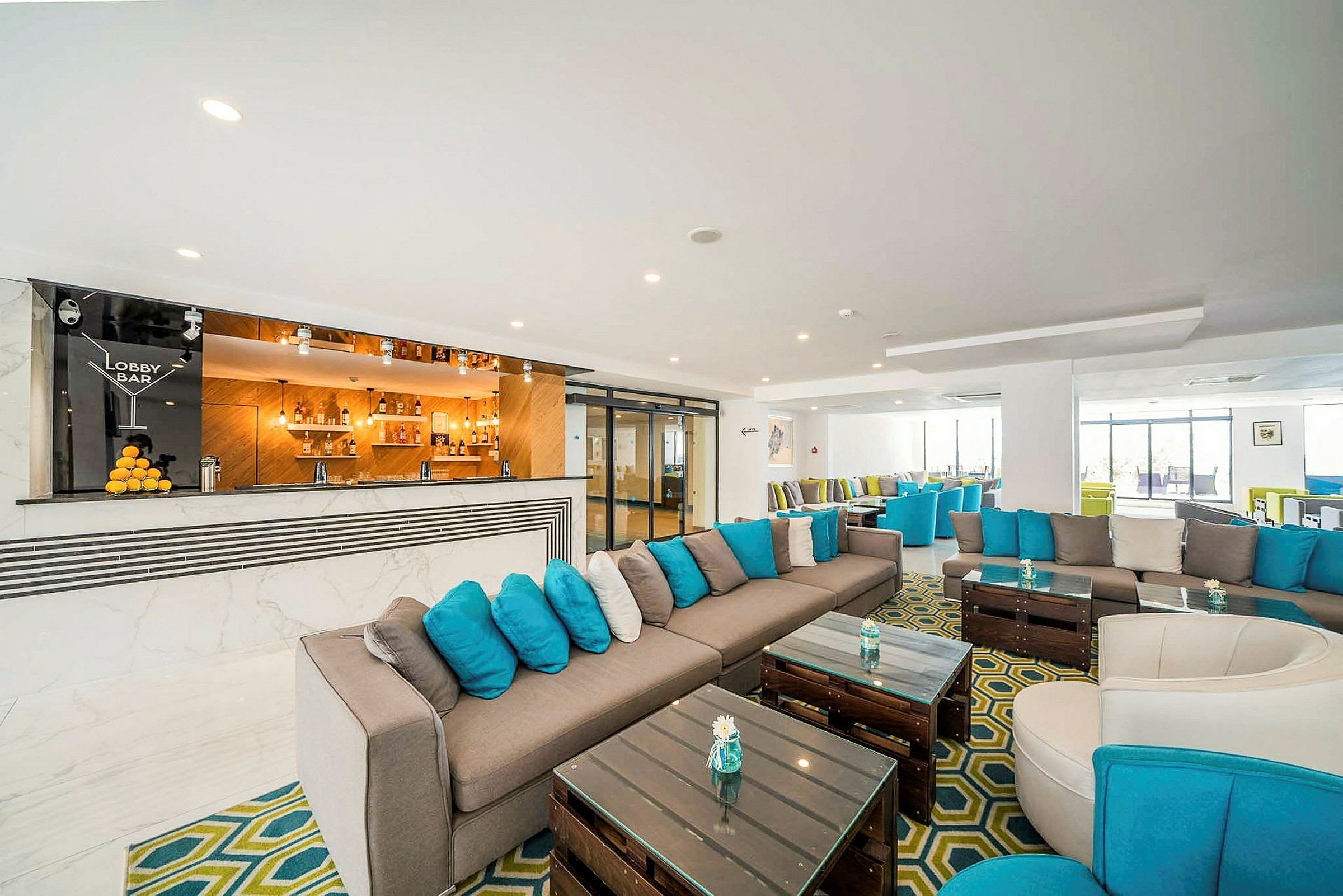 Modern lobbybar med soffor och bord. (AI-genererad text)