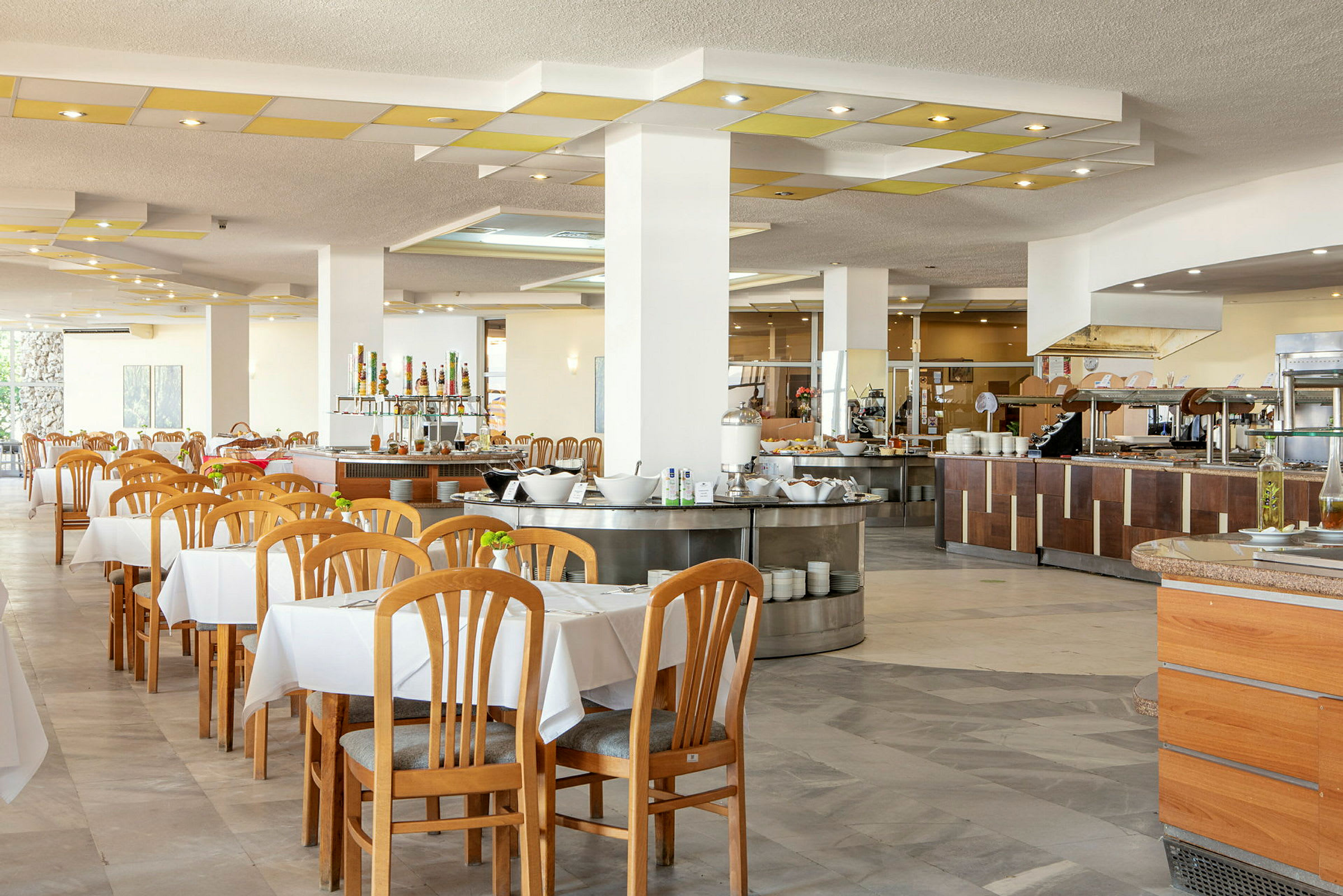 Restaurang med bord och serveringsområde. (AI-genererad text)
