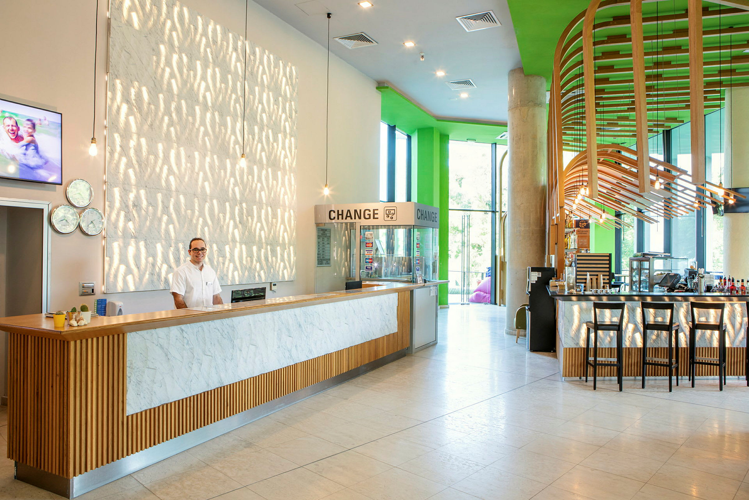 Hotellets reception med modern inredning och ljus design. (AI-genererad text)