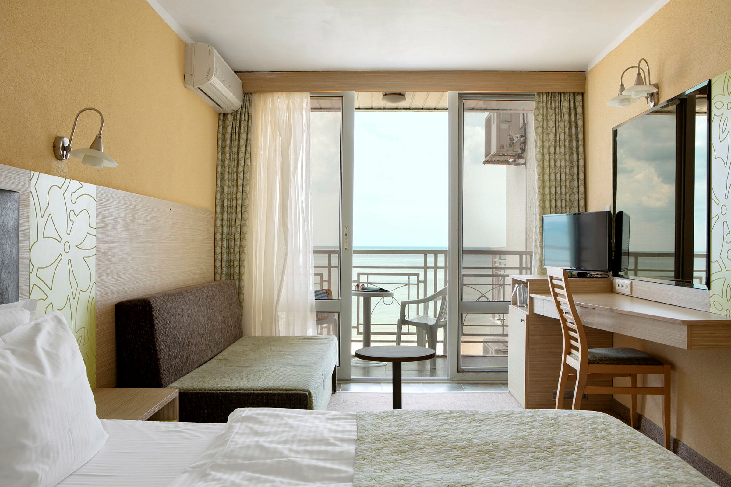 Ett hotellrum med havsutsikt och balkong. (AI-genererad text)