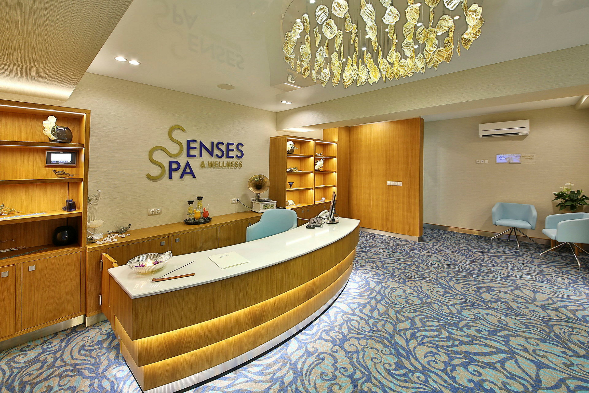 Reception för ett spa med möbler i trä och dekorativ ljuskrona. (AI-genererad text)