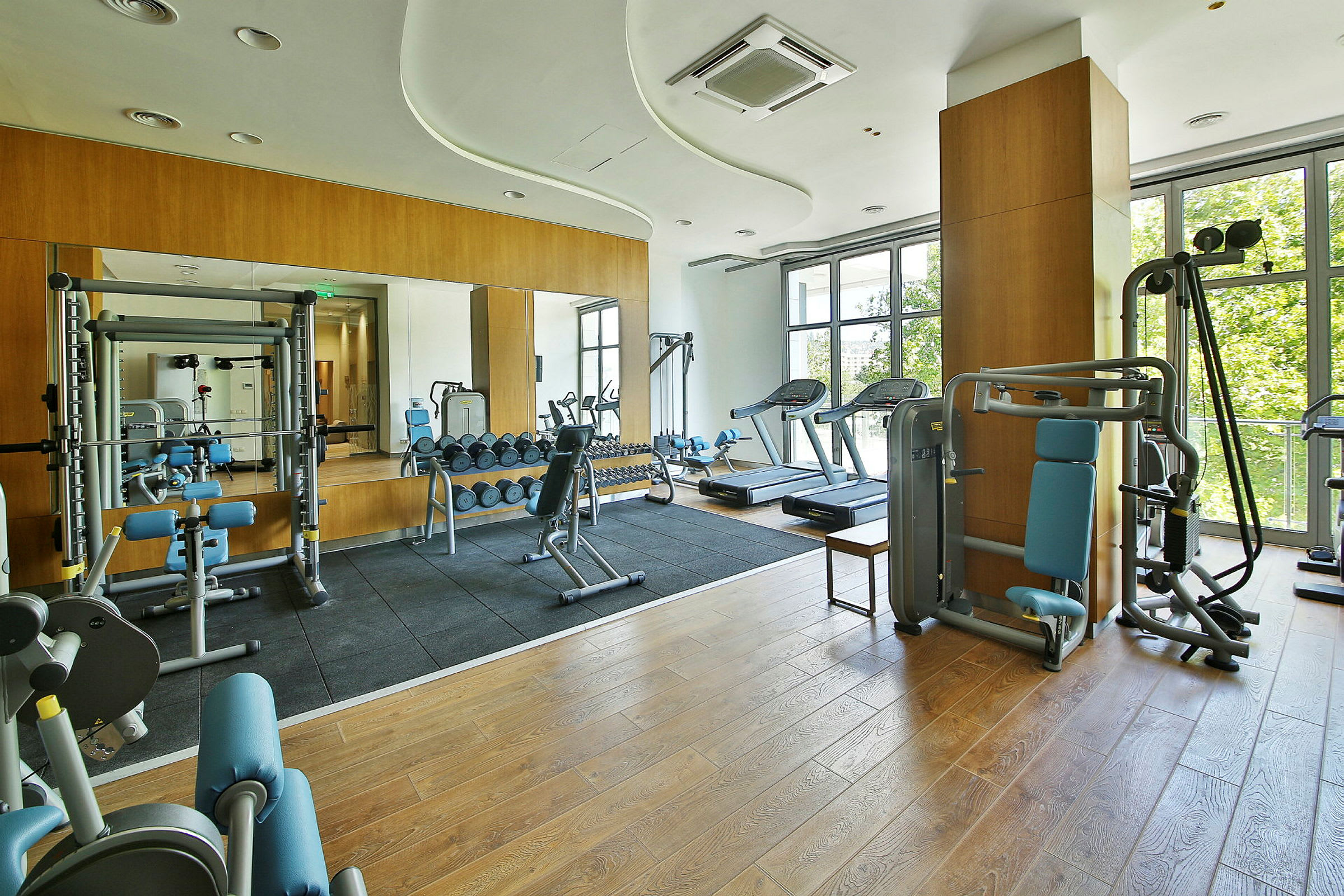 Gym med träningsmaskiner och fria vikter. (AI-genererad text)