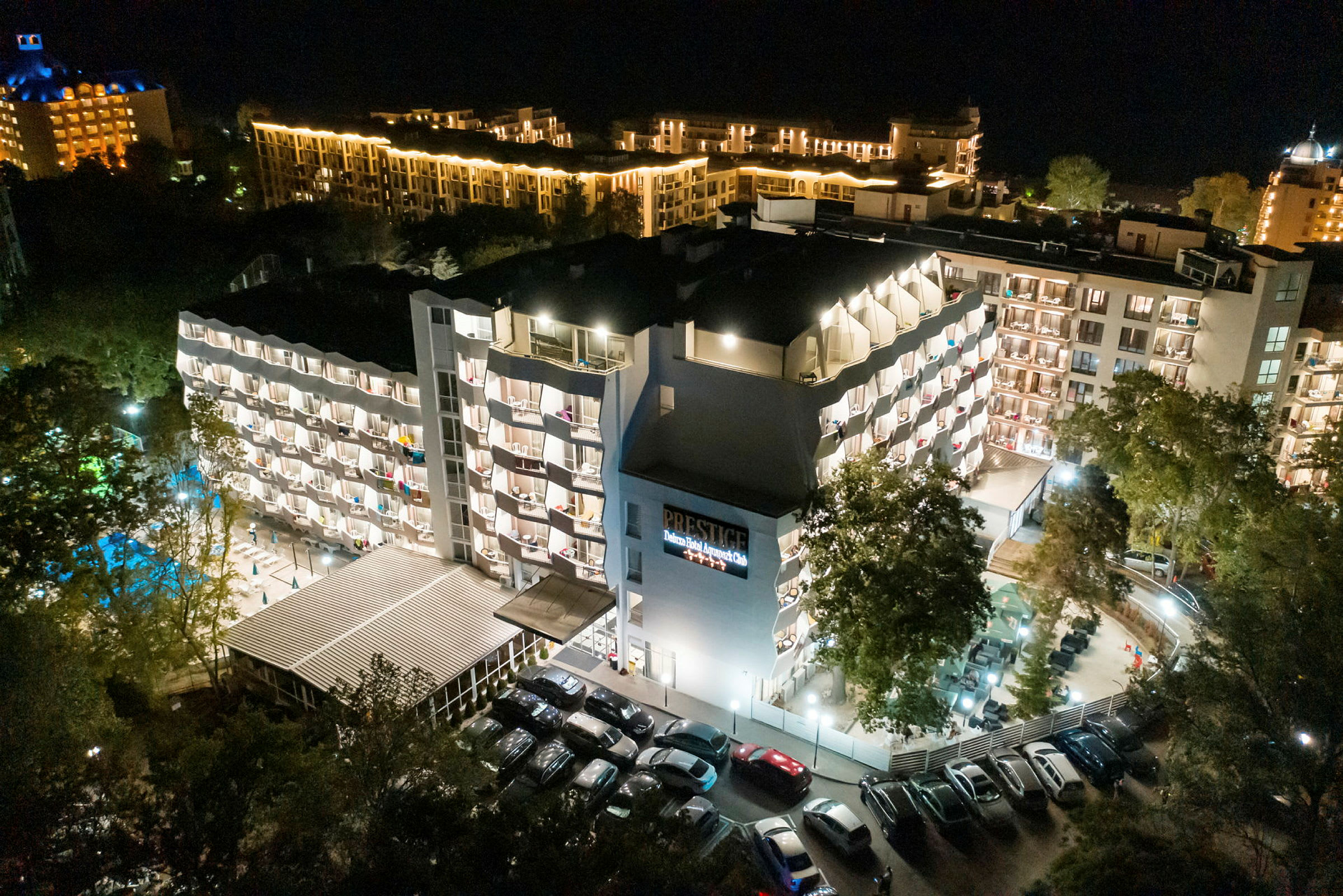 Hotellbelysning och omgivande områden nattetid. (AI-genererad text)