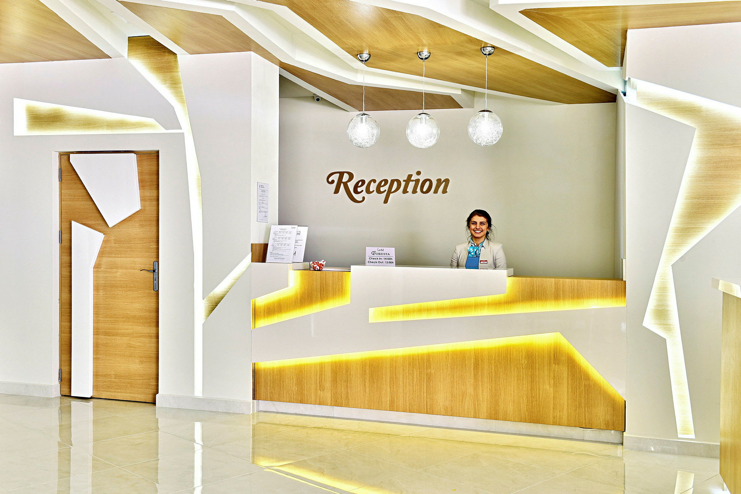 Reception med modern design och marmorgolv. (AI-genererad text)