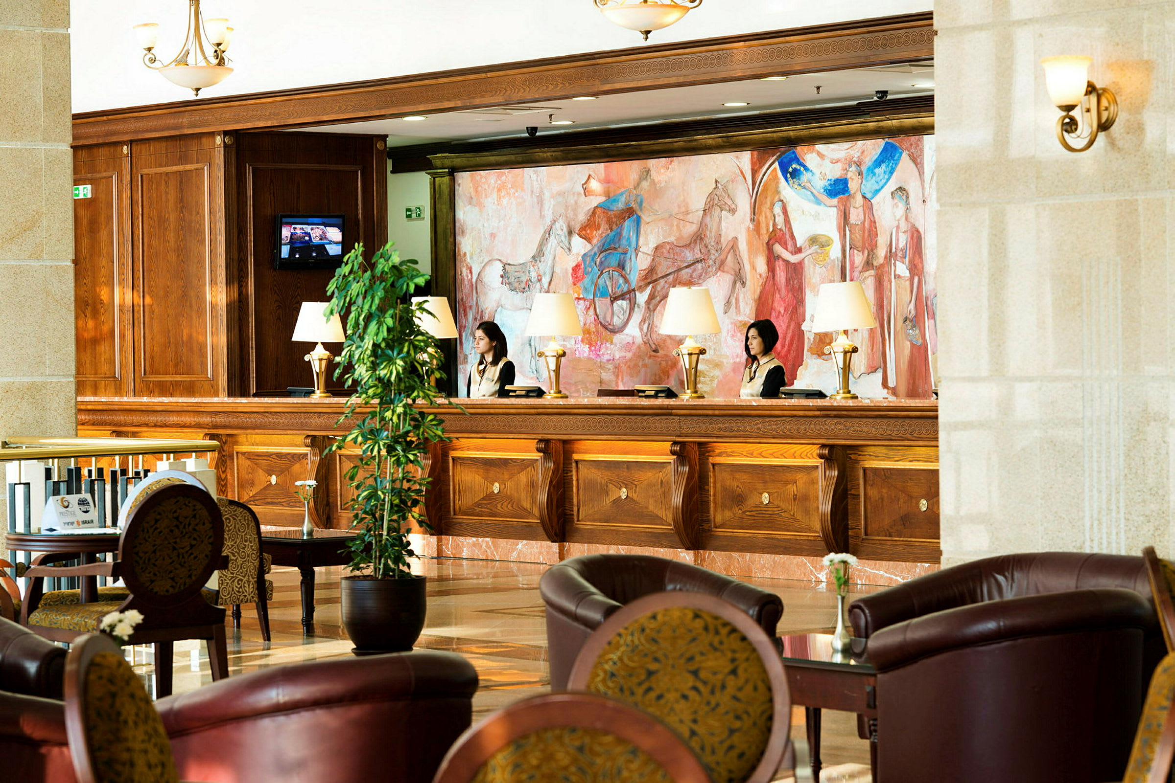 Receptionen i hotell med träpaneler och sittgrupper. (AI-genererad text)