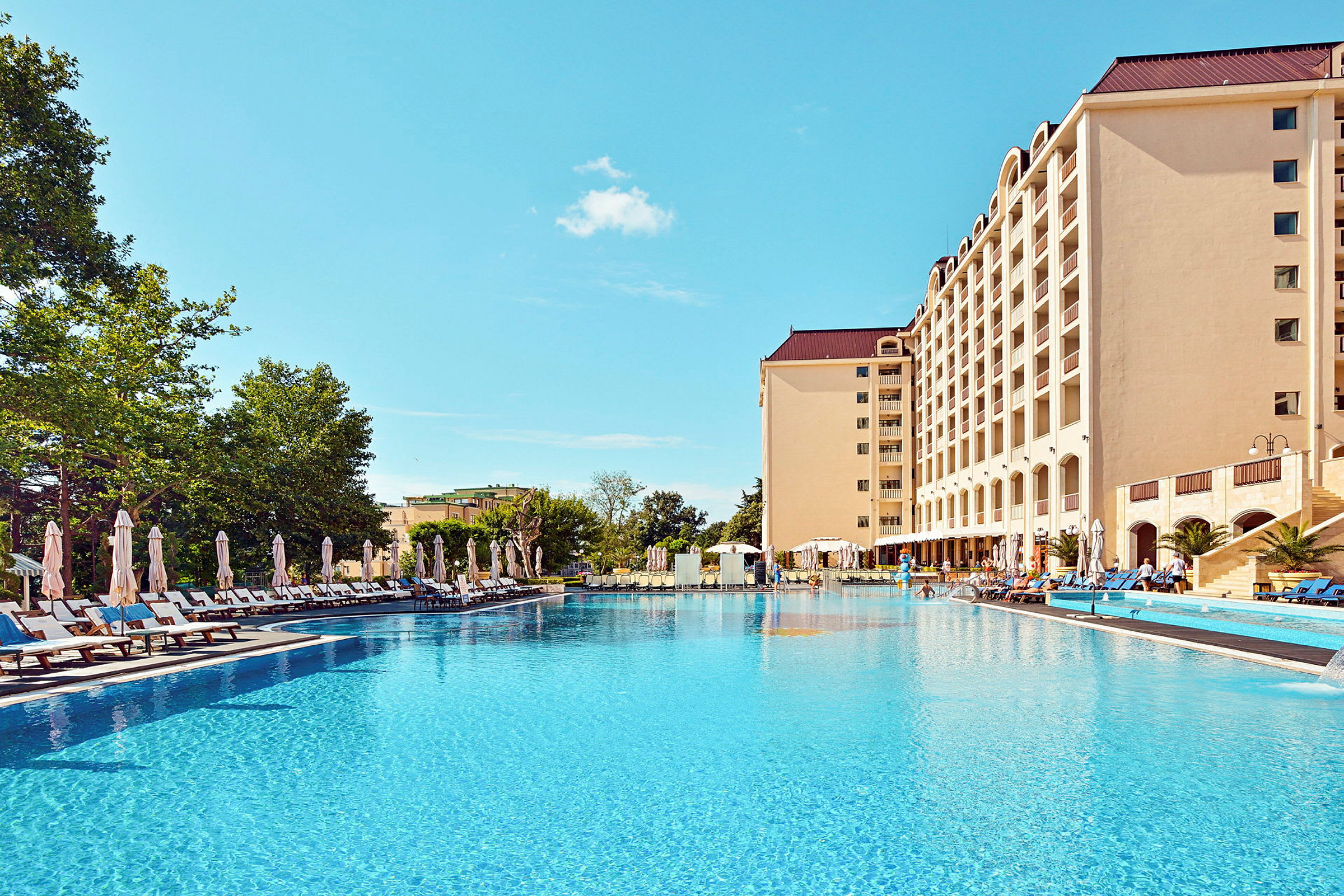 Hotell med pool och solstolar. (AI-genererad text)