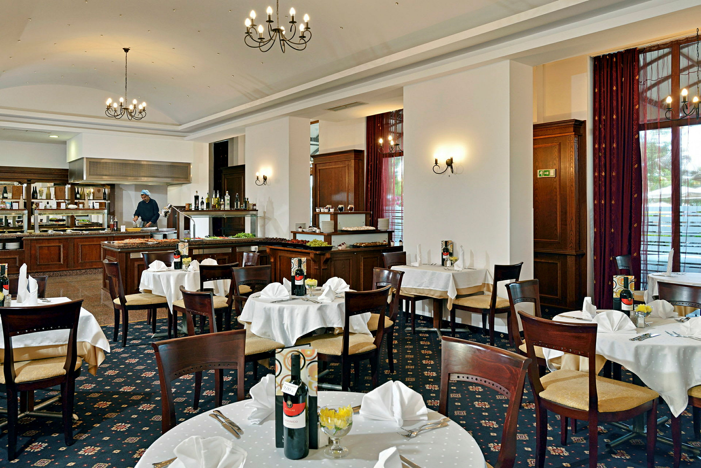 En elegant restaurang med dukade bord med vita dukar och stolar. (AI-genererad text)