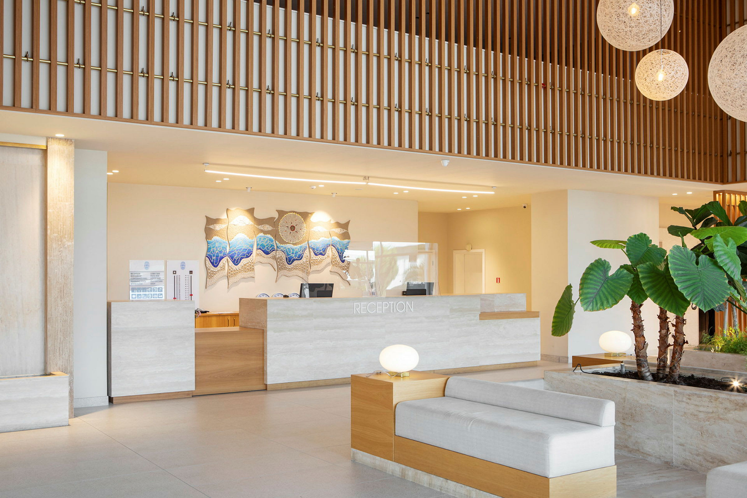 Receptionen på ett modernt hotell med sittmöbler och dekorationer. (AI-genererad text)