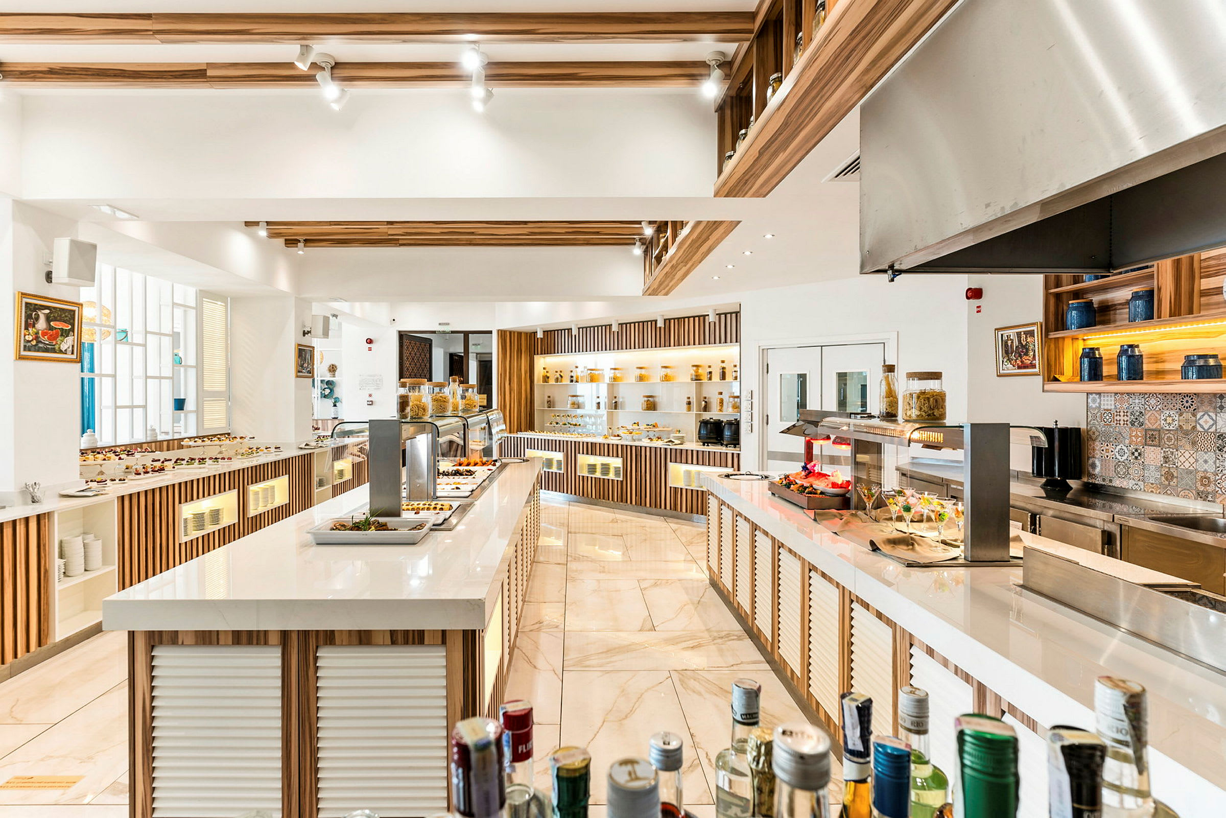 En bild av en modern buffet med mat displayer och elegant inredning. (AI-genererad text)