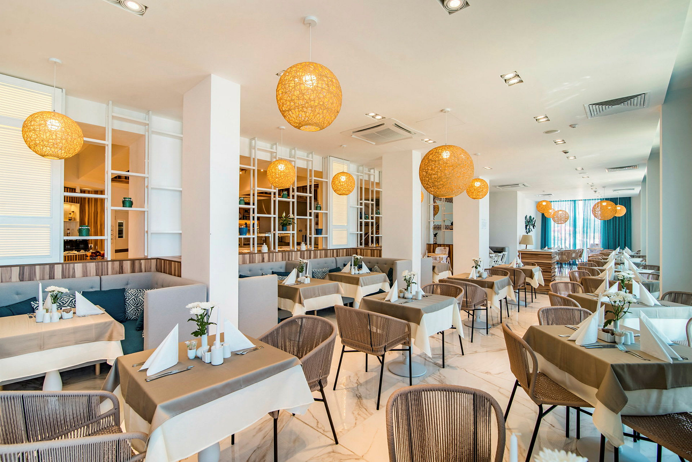 Bild av en restaurang med dukade bord och dekorativa hängande lampor. (AI-genererad text)