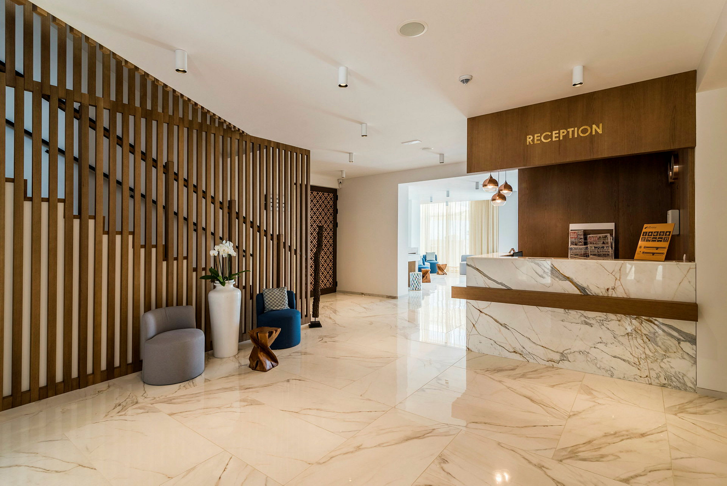 Reception med marmorgolv och moderna möbler. (AI-genererad text)