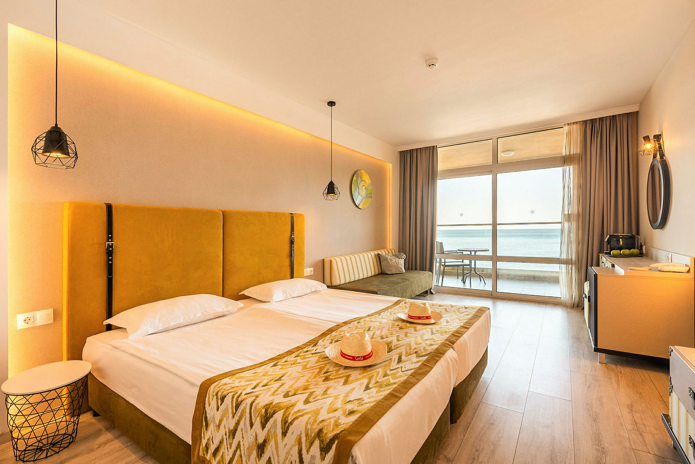 Hotellrum med havsutsikt, sängar och modern inredning. (AI-genererad text)