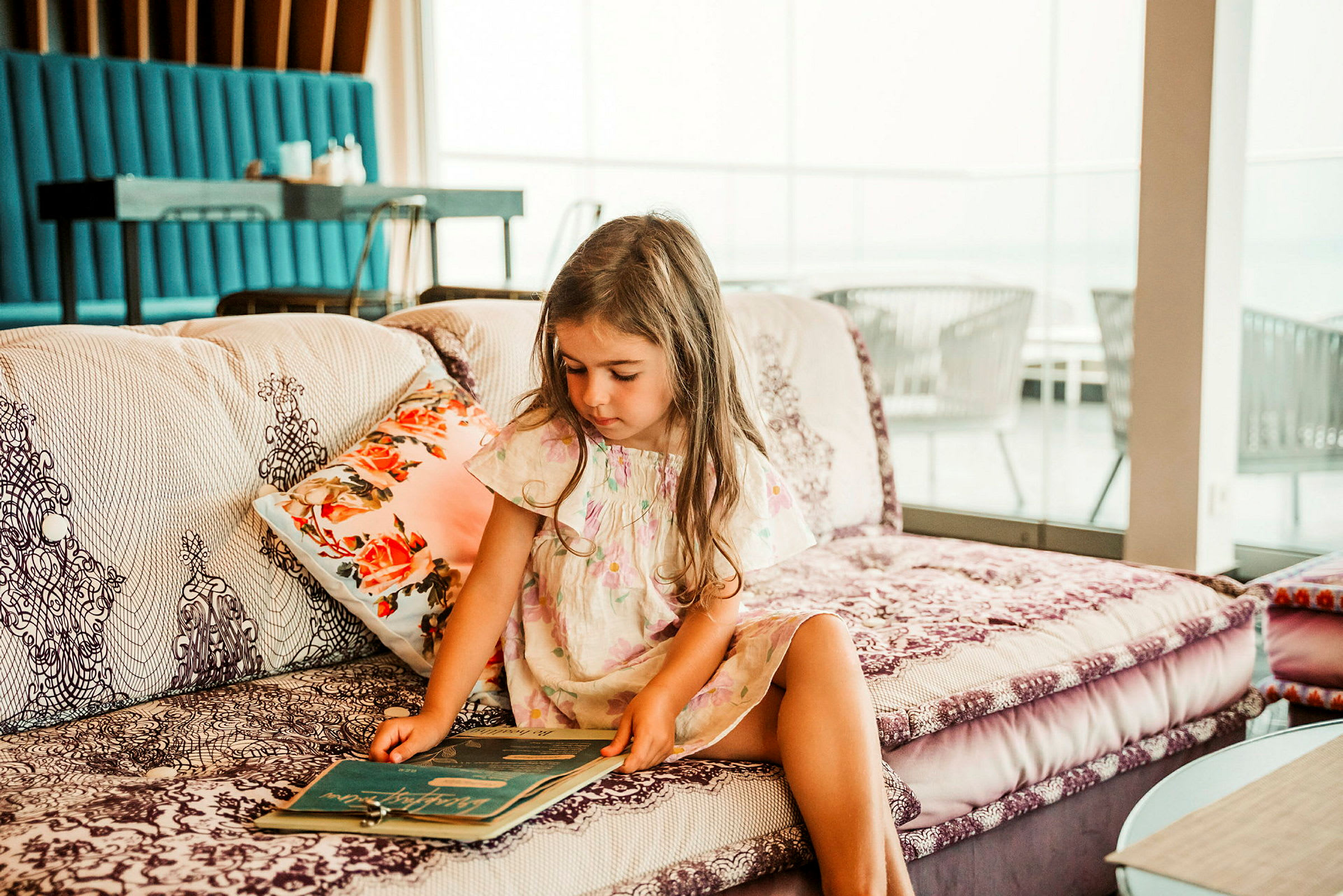 Ett barn sitter på en soffa med ett manuskript. (AI-genererad text)