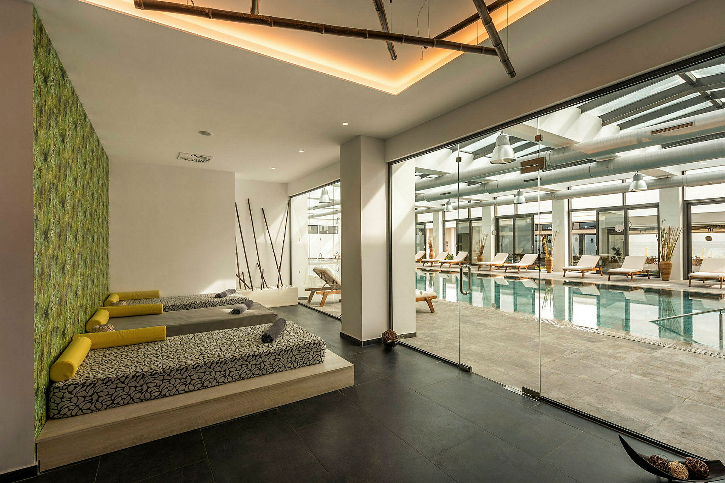 En modern inomhuspool med sittplatser och relaxytor. (AI-genererad text)