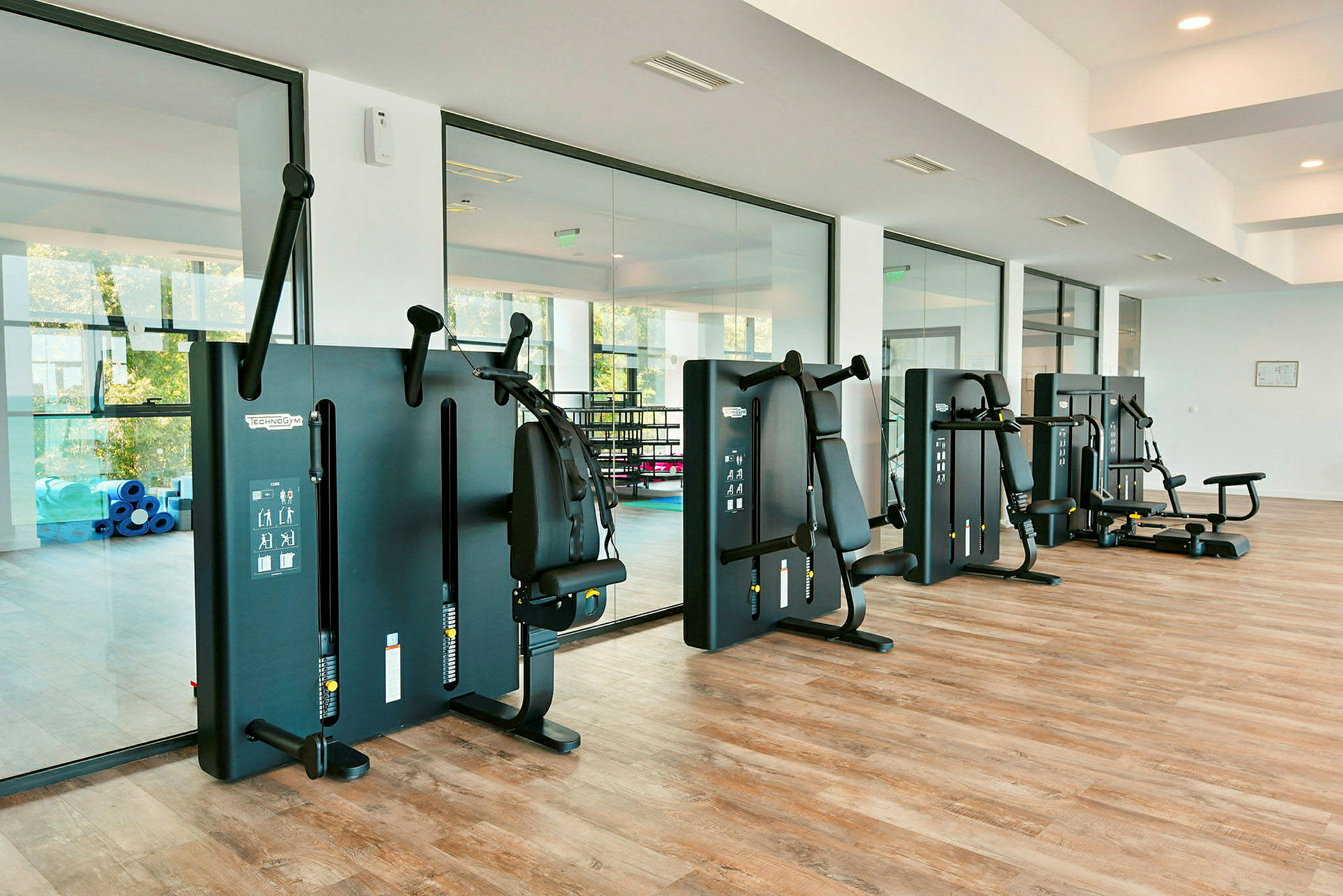 Gym med träningsmaskiner och spegelvägg. (AI-genererad text)