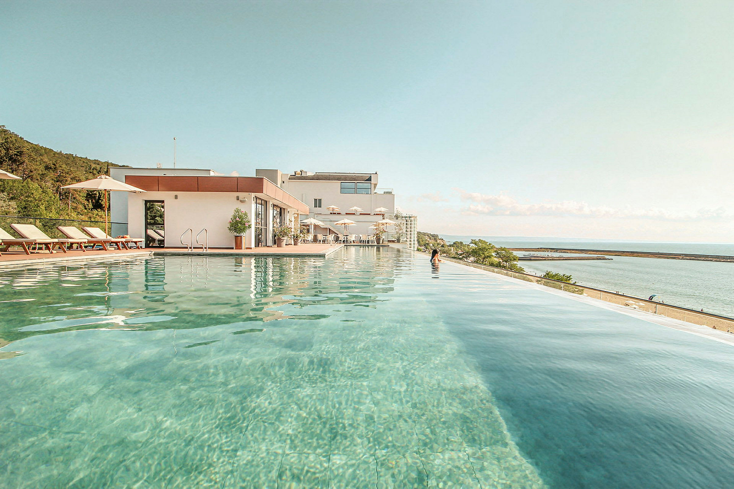 Bild av en infinitypool vid ett hotell med utsikt över havet. (AI-genererad text)
